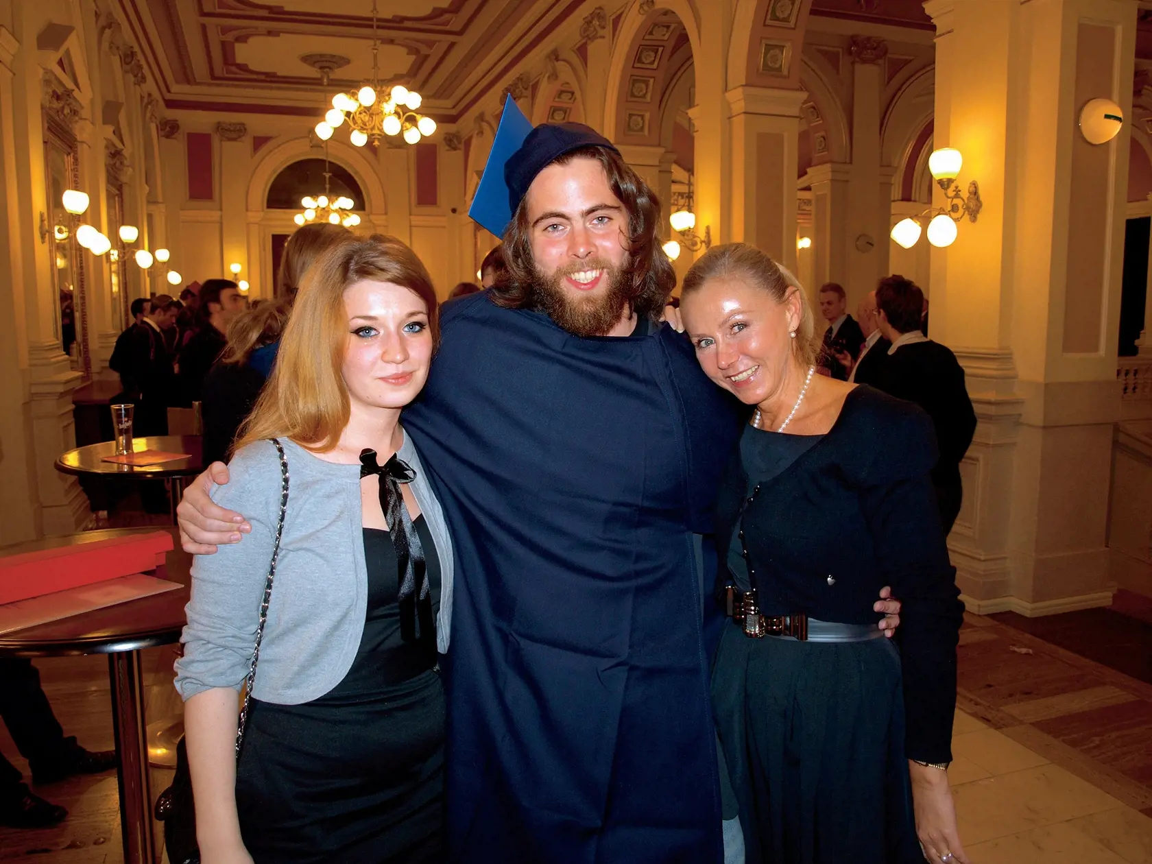Promócie Olivera Filana v Prahe. Mladý muž je synom herečky Ingrid Filanovej a spisovateľa a cestovateľa Borisa Filana. (archívne foto)