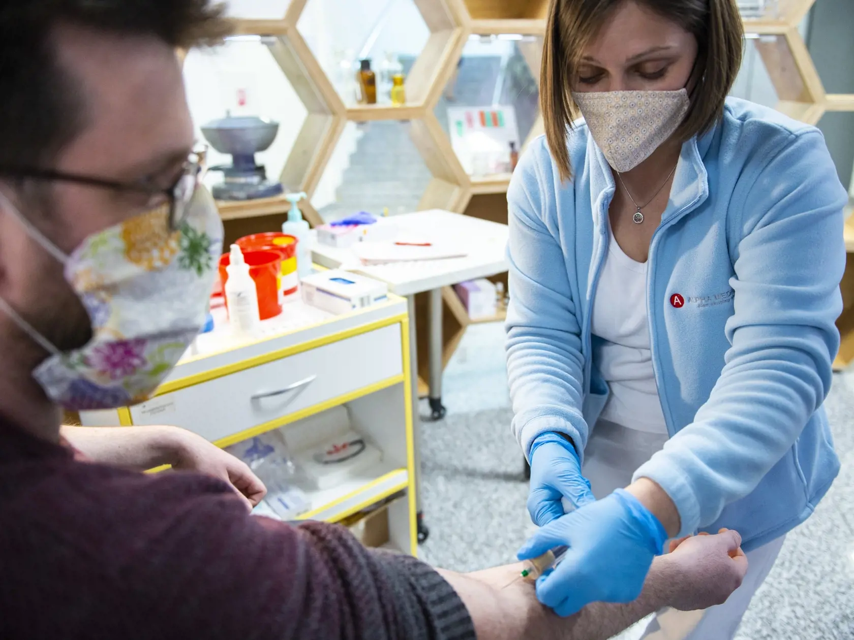 V laboratóriách skúmali takmer 3 000 vzoriek očkovaných a tých, čo prekonali covid.