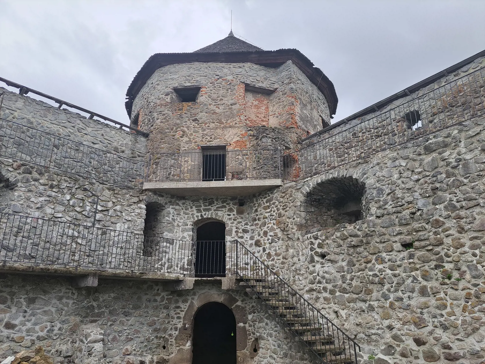 Krátko ho vlastnil rád jezuitov, neskôr ostrihomský arcibiskup.