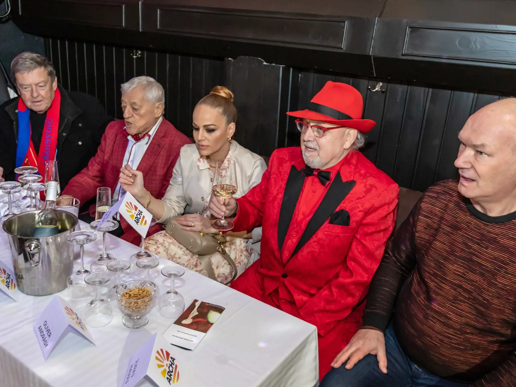 Otvorenie nového disco baru Archa. Na snímke je Štefan Wimmer, Jozef Golonka, Karin Haydu a Jozef Oklamčák. 