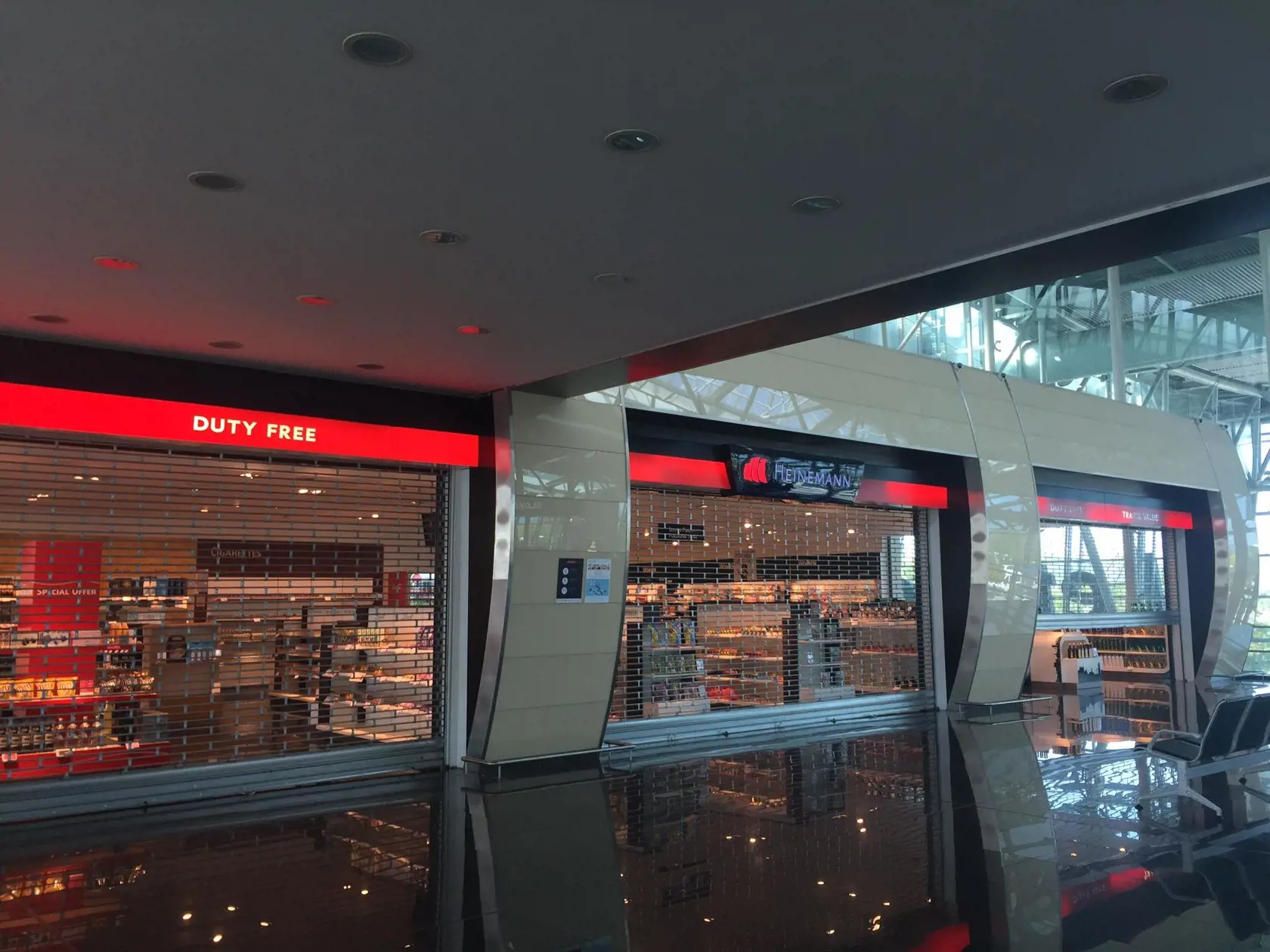 Takmer všetky  prevádzky v odletovej hale sú zatvorené, vrátane kaviarne a obchodov duty free. Otvorený ostal iba jeden suveníry obchod, pre čakajúcich na pápeža to je jedine miesto, kde sa dá kúpiť vodu či občerstvenie.