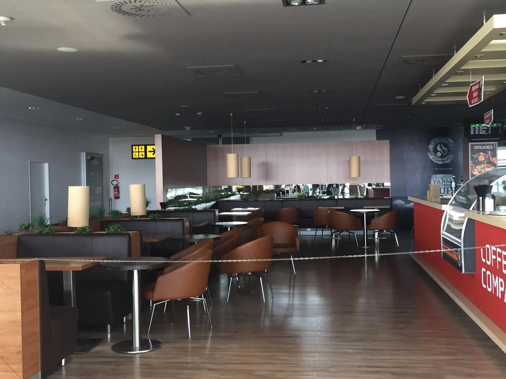 Takmer všetky  prevádzky v odletovej hale sú zatvorené, vrátane kaviarne a obchodov duty free. Otvorený ostal iba jeden suveníry obchod, pre čakajúcich na pápeža to je jedine miesto, kde sa dá kúpiť vodu či občerstvenie.