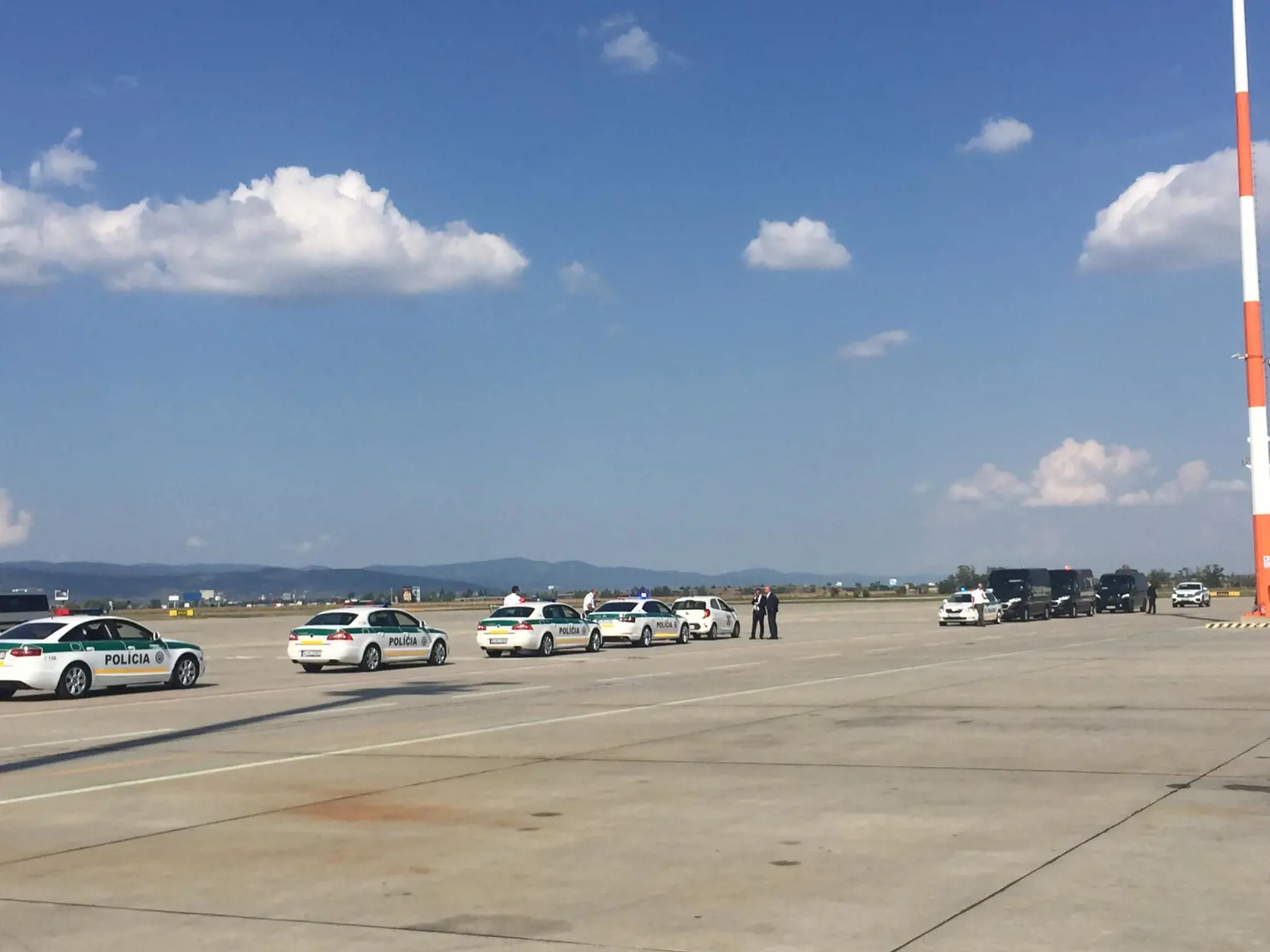 Zhruba za hodinu dorazí na Slovensko pápež František. Príletovú plochu strážia policajti.