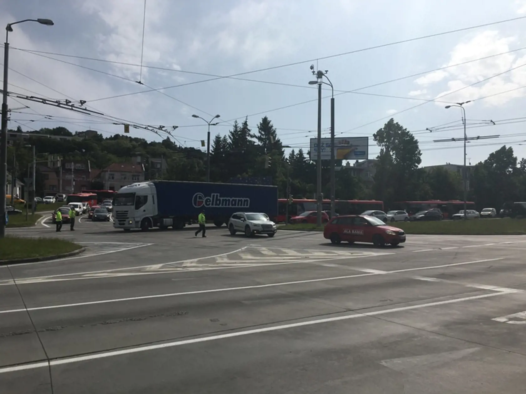 Únik plynu na Lamačskej ceste, cestou neprejdete v oboch smeroch.