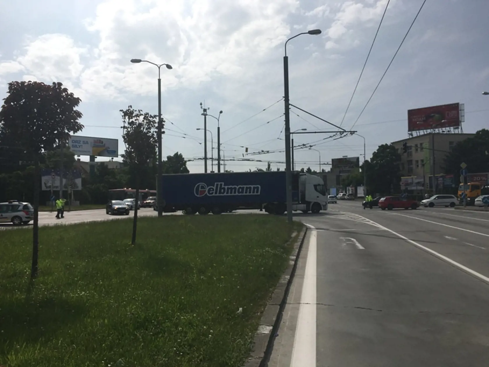 Únik plynu na Lamačskej ceste, cestou neprejdete v oboch smeroch.