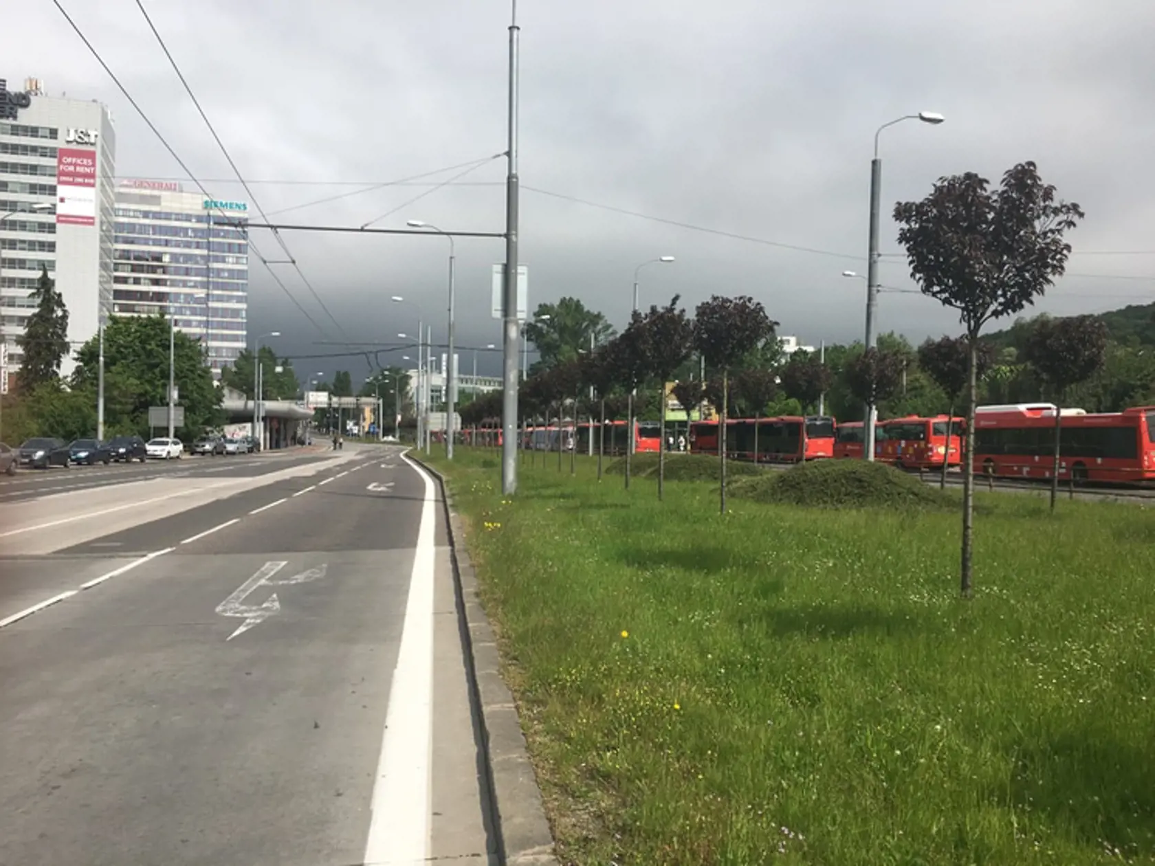 Únik plynu na Lamačskej ceste, cestou neprejdete v oboch smeroch.