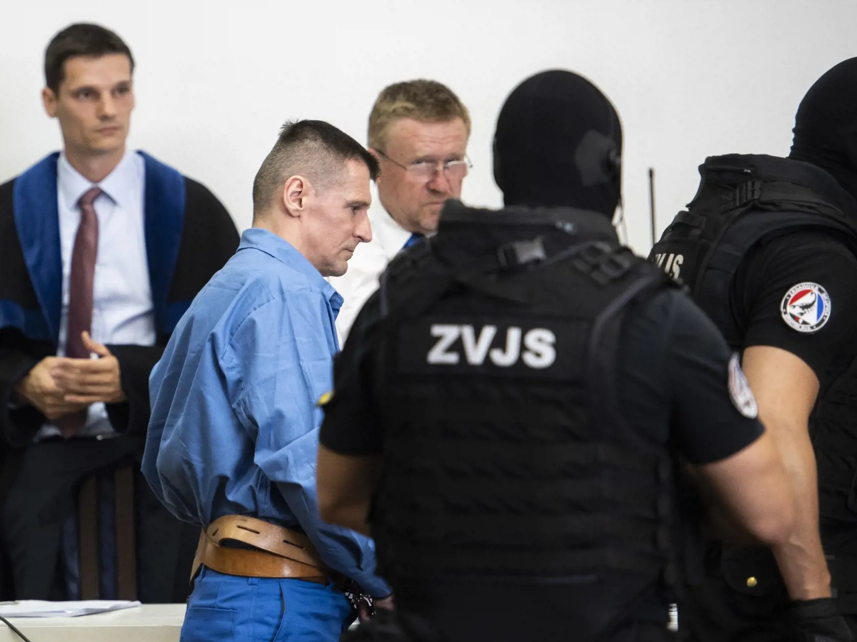 Mikuláš Černák tvrdí, že Róbert Holub veľmi dobre vedel, kto chcel na neho spáchať atentát. “Lojzo (Alojz Kromka, prezývaný Čistič, nájomný vrah mafie - pozn. red.) tam stratil mobil. A keďže Holub a Kromka boli kedysi kamaráti, spolu kradli autá, ten mobil veľmi dobre poznal.”