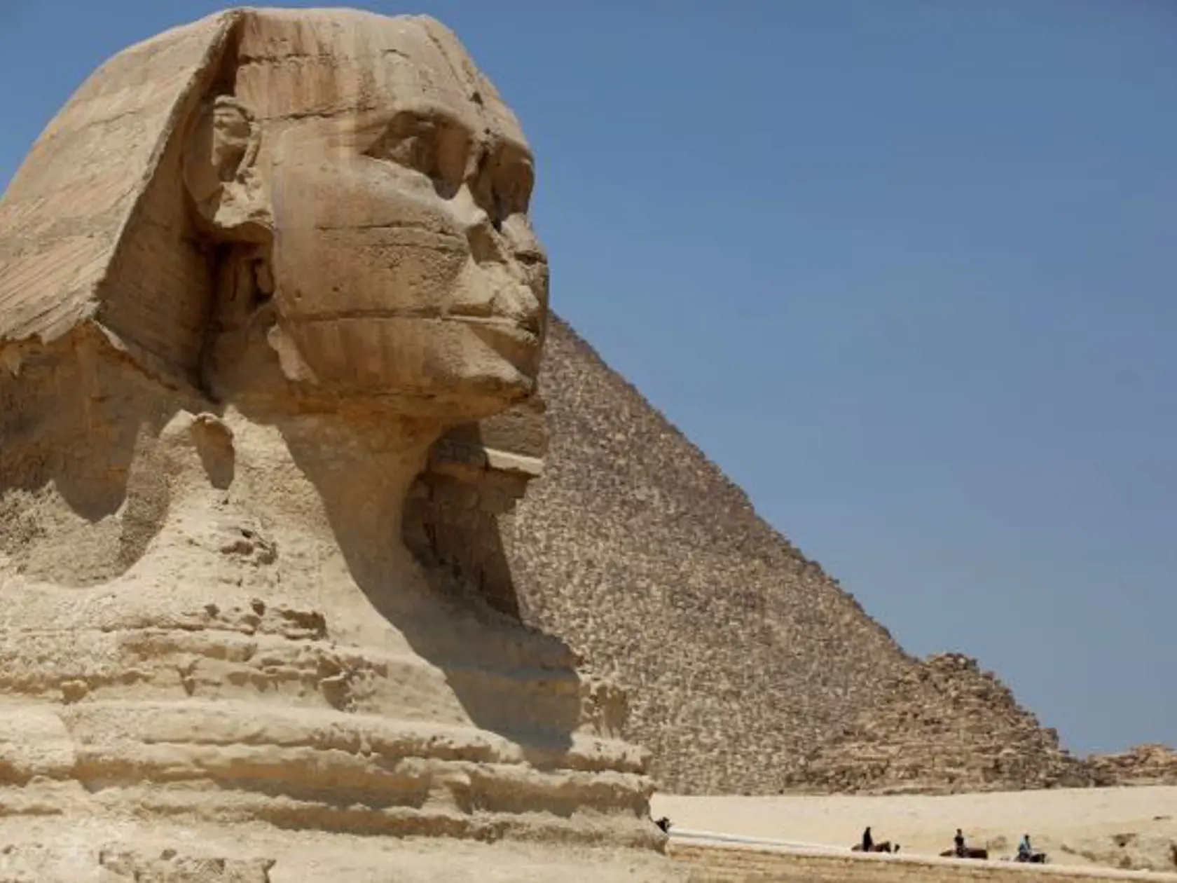 JB 6 Gíza - Turisti prechádzajú na koňoch okolo pyramídy Veľká sfinga v historickej Gíze pri Káhire 27. augusta 2013. Turizmus v Egypte poklesol počas pretrvávajúcich nepokojov po zosadení egyptského prezidenta Muhammada Mursího. FOTO TASR/AP Tourists ride horses past the Great Sphinx at the historical site of the Giza Pyramids, near Cairo, Egypt, Tuesday, Aug. 27, 2013. Tourism in Egypt has dropped following unrest surrounding the July 3 popularly backed military coup that ousted President Moha