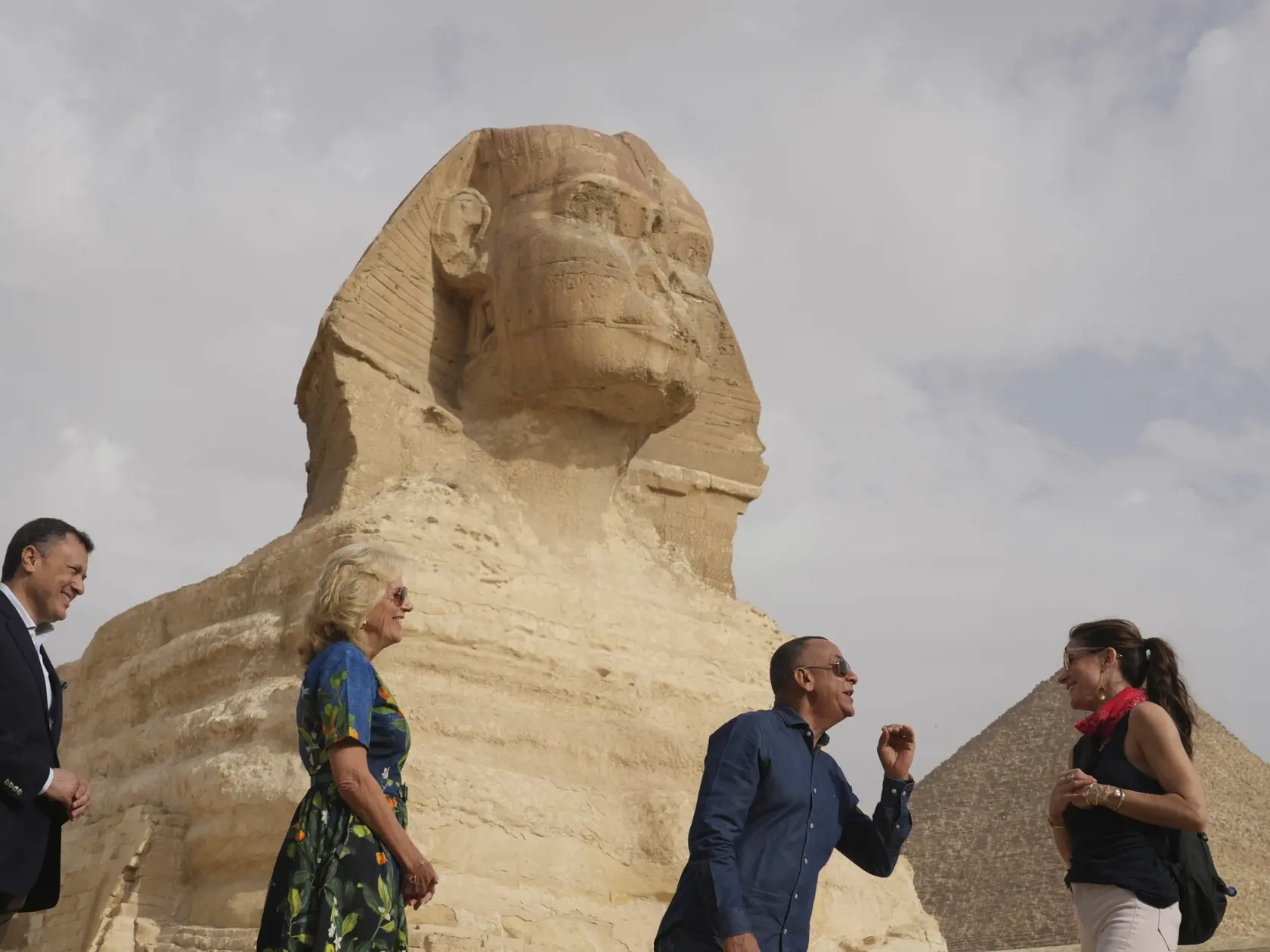 KK21 Gíza - Prvá dáma Jill Bidenová (druhá vľavo), jej dcéra Ashley Bidenová a generálny tajomník egyptskej najvyššej rady pre pamiatky Mustafá Vazírí počas návštevy pyramíd v Gíze neďaleko Káhiry 3. júna 2023. FOTO TASR/AP
Mostafa Waziri, secretary-general of the Supreme Council of Antiquities, talks to Ashley Biden and First Lady Jill Biden during their visit to the historical site of Giza Pyramids, near Cairo, Egypt, Saturday, June 3, 2023. (AP Photo/Amr Nabil, Pool)