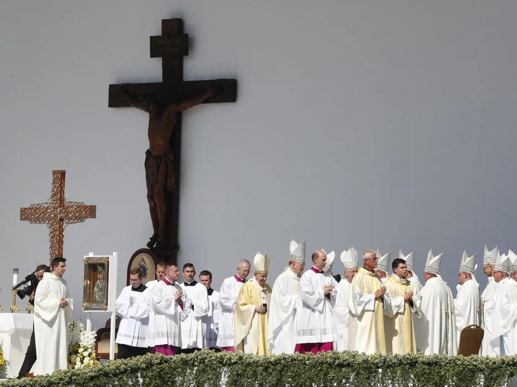 KK54 Budapešť - Pápež František odchádza po celebrovaní sv. omše na záver 52. medzinárodného eucharistického kongresu na Námestí hrdinov (Hősök tere) v Budapešti 12. septembra 2021 v Budapešti. Pápež František v nedeľu ráno pristál v Budapešti. Následne sa stretol s maďarským premiérom Viktorom Orbánom, maďarským prezidentom Jánosom Áderom, členmi konferencie katolíckych biskupov Maďarska, predstaviteľmi reformovanej cirkvi a židovskej komunity Maďarska. Ide o prvú návštevu úradujúceho pápeža v 