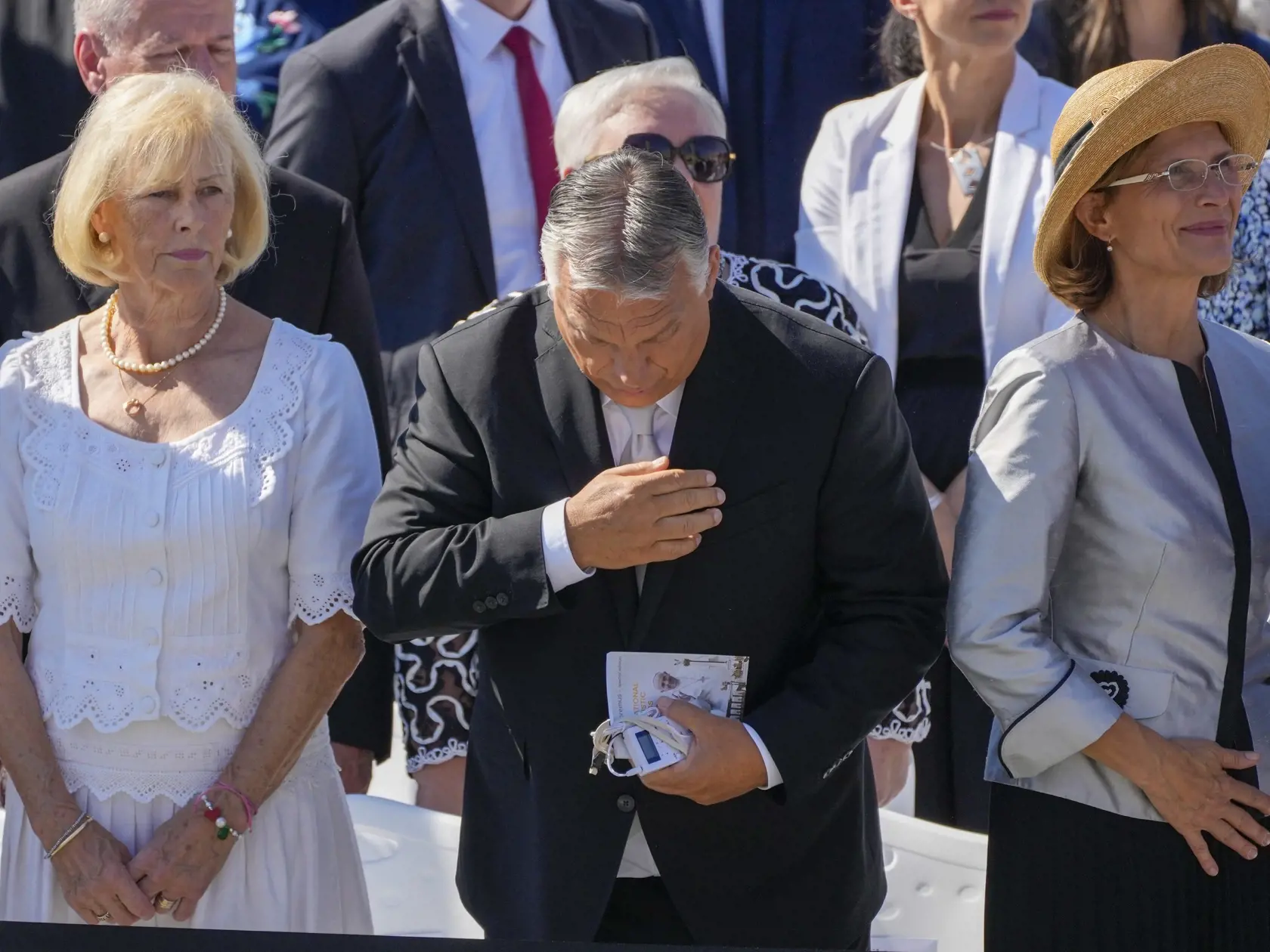 KK23 Budapešť - Maďarský premiér Viktor Orbán počas omše na záver 52. medzinárodného eucharistického kongresu, ktorú celebruje pápež František na Námestí hrdinov (Hősök tere) v Budapešti 12. septembra 2021 v Budapešti. Pápež František v nedeľu ráno pristál v Budapešti. Následne sa stretol s maďarským premiérom Viktorom Orbánom, maďarským prezidentom Jánosom Áderom, členmi konferencie katolíckych biskupov Maďarska, predstaviteľmi reformovanej cirkvi a židovskej komunity Maďarska. Ide o prvú návšt