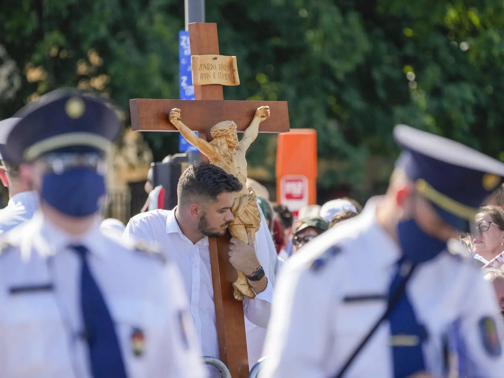 KK46 Budapešť - Na snímke veriaci a policajti počas sv. omše, ktorú celebruje pápež František na záver 52. medzinárodného eucharistického kongresu na Námestí hrdinov (Hősök tere) v Budapešti 12. septembra 2021 v Budapešti. Pápež František v nedeľu ráno pristál v Budapešti. Následne sa stretol s maďarským premiérom Viktorom Orbánom, maďarským prezidentom Jánosom Áderom, členmi konferencie katolíckych biskupov Maďarska, predstaviteľmi reformovanej cirkvi a židovskej komunity Maďarska. Ide o prvú n