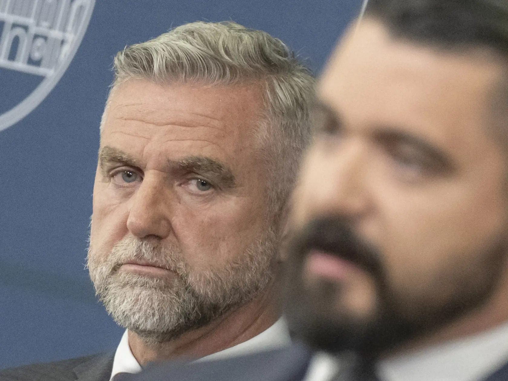 Zľava predseda Výboru NR SR pre obranu a bezpečnosť Tibor Gašpar (Smer) a námestník riaditeľa SIS poverený výkonom právomocí riaditeľa SIS Pavol Gašpar počas tlačovej konferencie na tému "Bezpečnostná situácia na Slovensku" 19. mája 2024 v Bratislave.