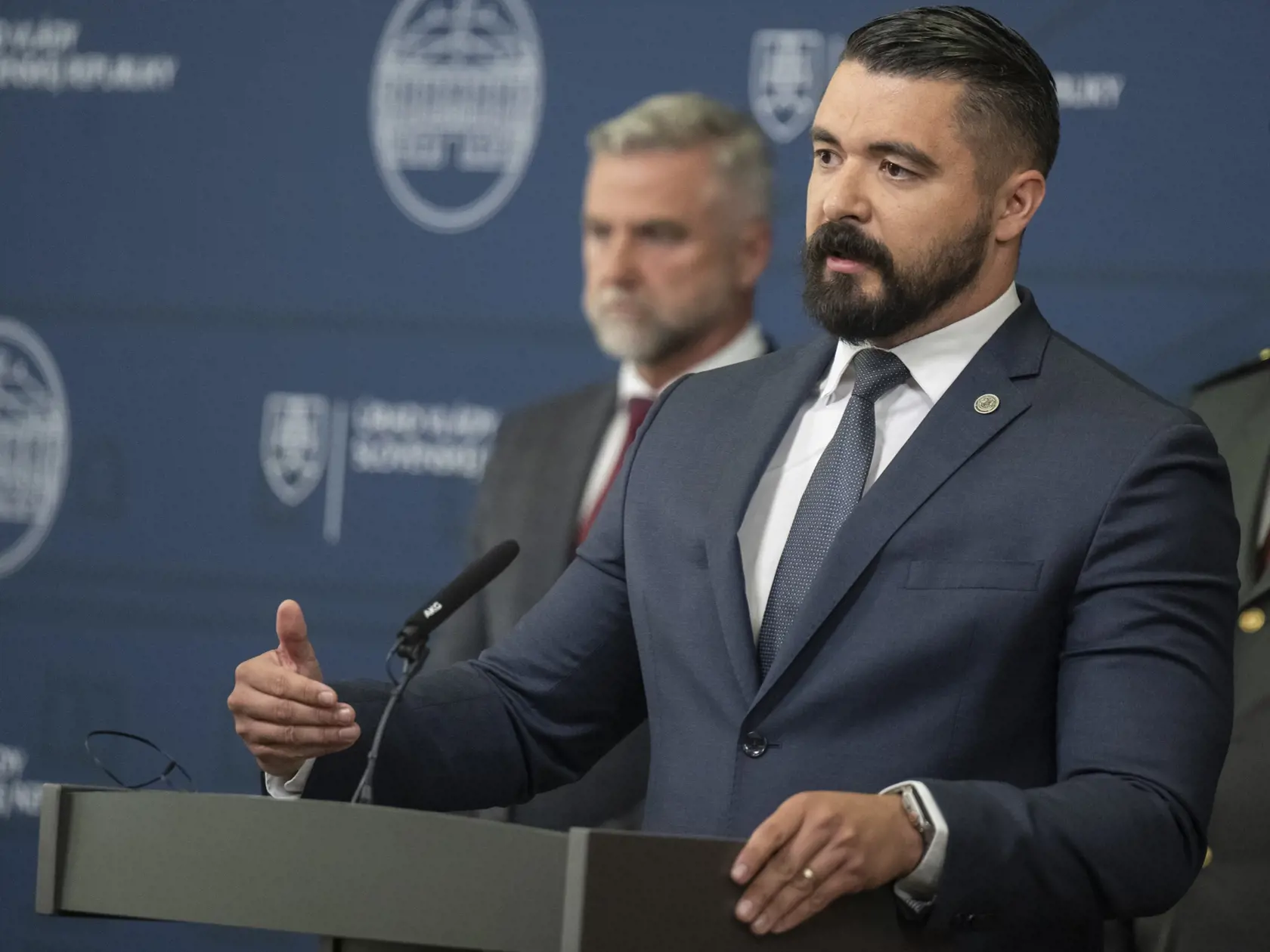 Sprava námestník riaditeľa SIS poverený výkonom právomocí riaditeľa SIS Pavol Gašpar a predseda Výboru NR SR pre obranu a bezpečnosť Tibor Gašpar (Smer) počas tlačovej konferencie na tému "Bezpečnostná situácia na Slovensku" 19. mája 2024 v Bratislave.