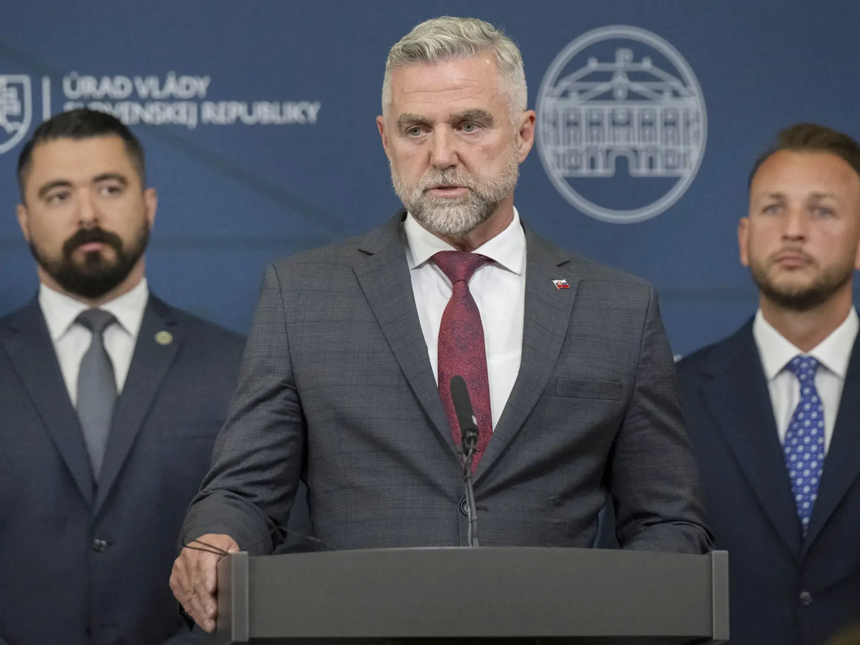 Uprostred predseda Výboru NR SR pre obranu a bezpečnosť Tibor Gašpar (Smer), vpravo minister vnútra SR Matúš Šutaj Eštok (Hlas) a vľavo námestník riaditeľa SIS poverený výkonom právomocí riaditeľa SIS Pavol Gašpar počas tlačovej konferencie na tému "Bezpečnostná situácia na Slovensku" 19. mája 2024 v Bratislave.