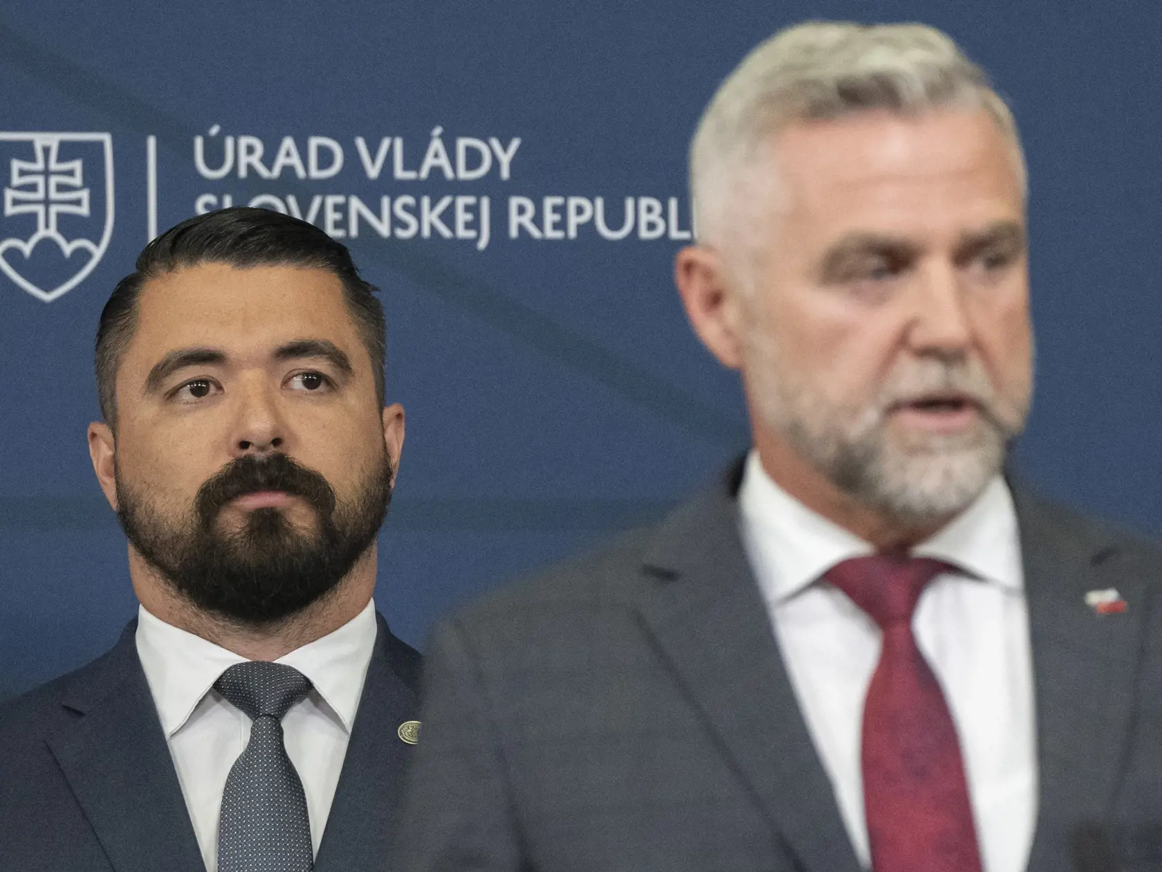 Sprava predseda Výboru NR SR pre obranu a bezpečnosť Tibor Gašpar (Smer) a námestník riaditeľa SIS poverený výkonom právomocí riaditeľa SIS Pavol Gašpar počas tlačovej konferencie na tému "Bezpečnostná situácia na Slovensku" 19. mája 2024 v Bratislave.