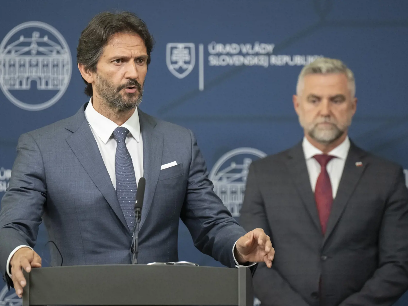 Zľava podpredseda vlády a minister obrany SR Robert Kaliňák (Smer) a predseda Výboru NR SR pre obranu a bezpečnosť Tibor Gašpar (Smer) počas tlačovej konferencie na tému "Bezpečnostná situácia na Slovensku" 19. mája 2024 v Bratislave.
