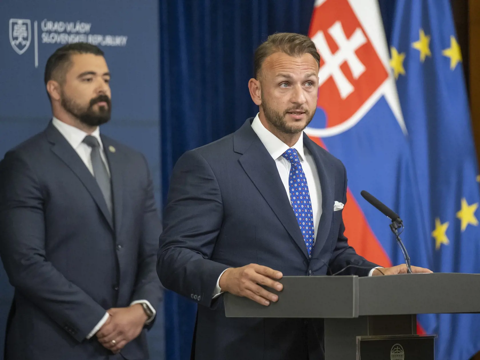 Sprava minister vnútra SR Matúš Šutaj Eštok (Hlas-SD) a námestník riaditeľa SIS poverený výkonom právomocí riaditeľa SIS Pavol Gašpar počas tlačovej konferencie na tému "Bezpečnostná situácia na Slovensku" 19. mája 2024 v Bratislave.