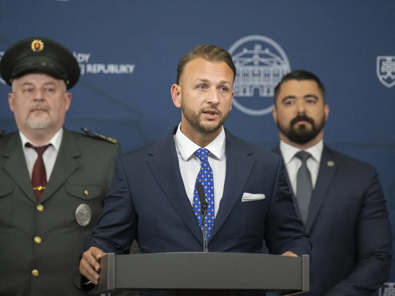 Zľava prezident Policajného zboru SR Ľubomír Solák, minister vnútra SR Matúš Šutaj Eštok (Hlas) a námestník riaditeľa SIS poverený výkonom právomocí riaditeľa SIS Pavol Gašpar počas tlačovej konferencie na tému "Bezpečnostná situácia na Slovensku" 19. mája 2024 v Bratislave.