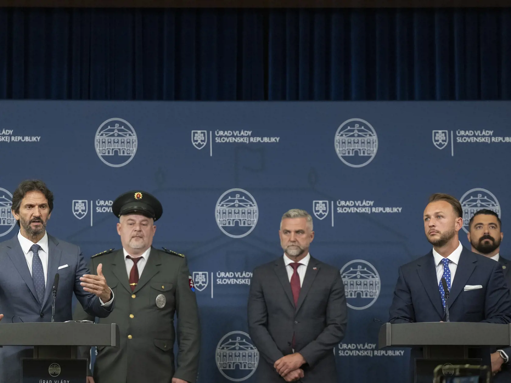 Zľava podpredseda vlády a minister obrany SR Robert Kaliňák (Smer), predseda Výboru NR SR pre obranu a bezpečnosť Tibor Gašpar (Smer), prezident Policajného zboru SR Ľubomír Solák, minister vnútra SR Matúš Šutaj Eštok (Hlas) a námestník riaditeľa SIS poverený výkonom právomocí riaditeľa SIS Pavol Gašpar počas tlačovej konferencie na tému "Bezpečnostná situácia na Slovensku" 19. mája 2024 v Bratislave.