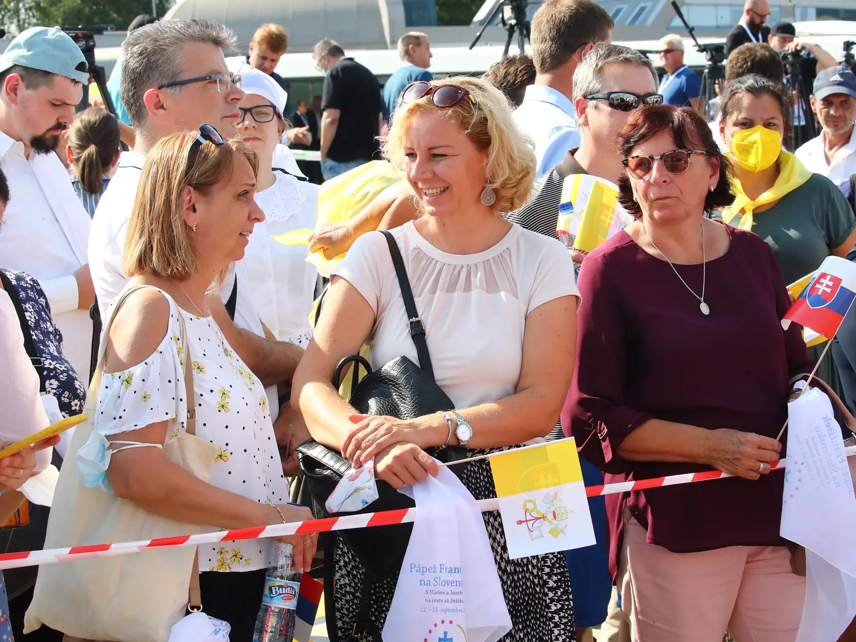 Na letisku v Bratislave už všetci netrpezlivo čakajú na príchod pápeža Františka.