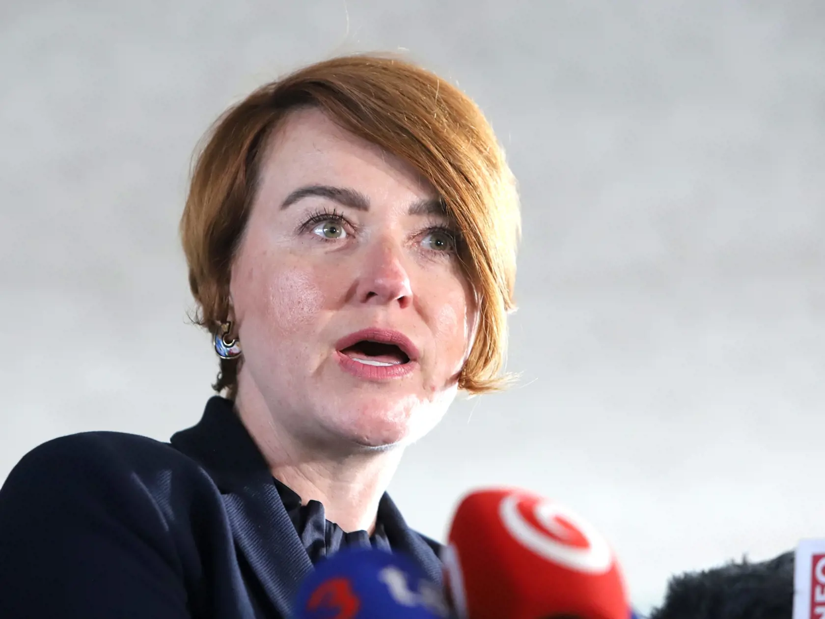 Na snímke riaditeľka banskobystrickej nemocnice Miriam Lapuníková počas brífingu v areáli Rooseveltovej nemocnice s poliklinikou v Banskej Bystrici v piatok 17. mája 2024. Premiér Robert Fico (Smer-SD) absolvoval v piatok chirurgický zákrok. Jeho stav je stabilizovaný, ale naďalej vážny. Informovali o tom vicepremiér a minister obrany Robert Kaliňák a riaditeľka banskobystrickej nemocnice Miriam Lapuníková. Premiéra Roberta Fica postrelil 71-ročný muž po výjazdovom rokovaní vlády v Handlovej v s