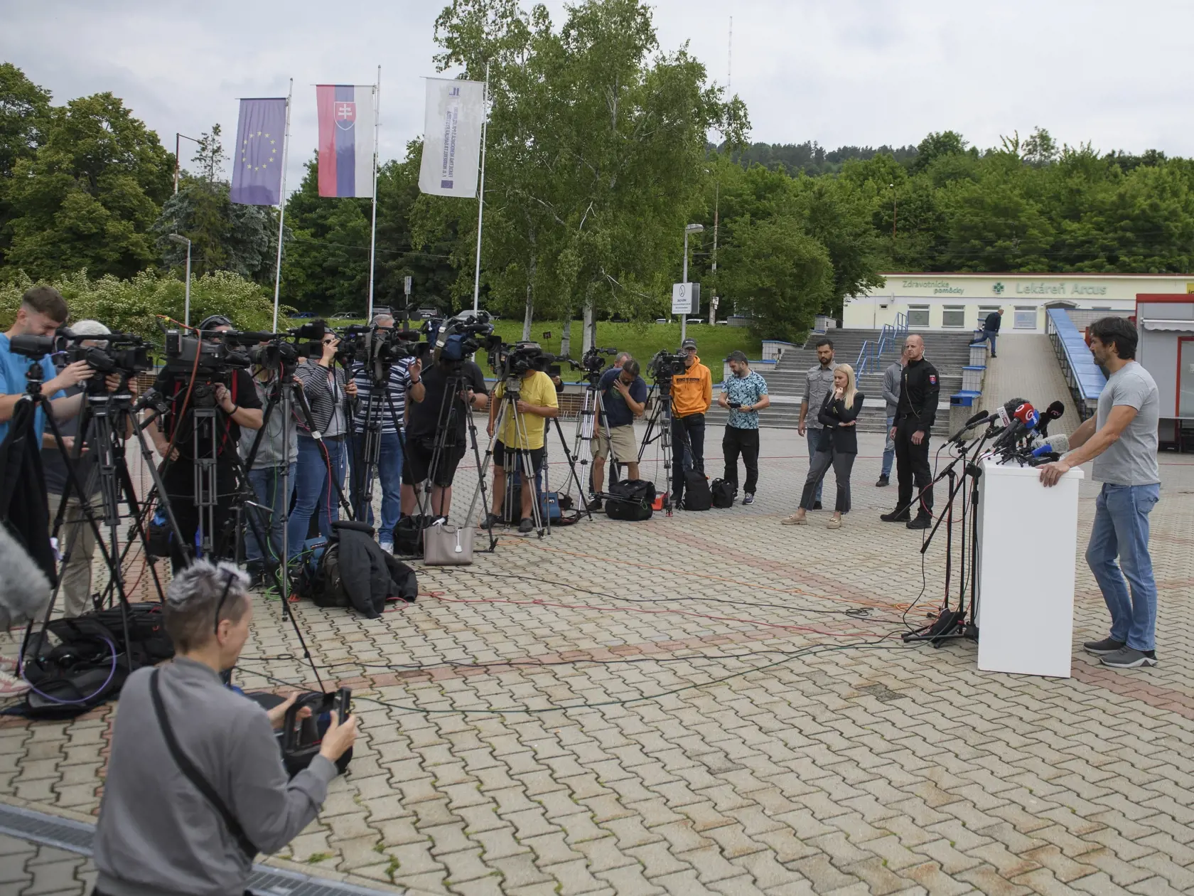 Na snímke podpredseda vlády SR a minister obrany Robert Kaliňák (Smer-SD) informuje o aktuálnom zdravotnom stave premiéra Roberta Fica počas brífingu pred Rooseveltovou nemocnicou v Banskej Bystrici v nedeľu 19. mája 2024. Premiér Robert Fico (Smer-SD) je momentálne mimo ohrozenia života. Jeho stav je naďalej vážny.  Vicepremiér doplnil, že prevoz predsedu vlády do inej nemocnice v najbližšom období nie je plánovaný ani možný. Vzhľadom na stabilný zdravotný stav premiéra s pozitívnou prognózou a
