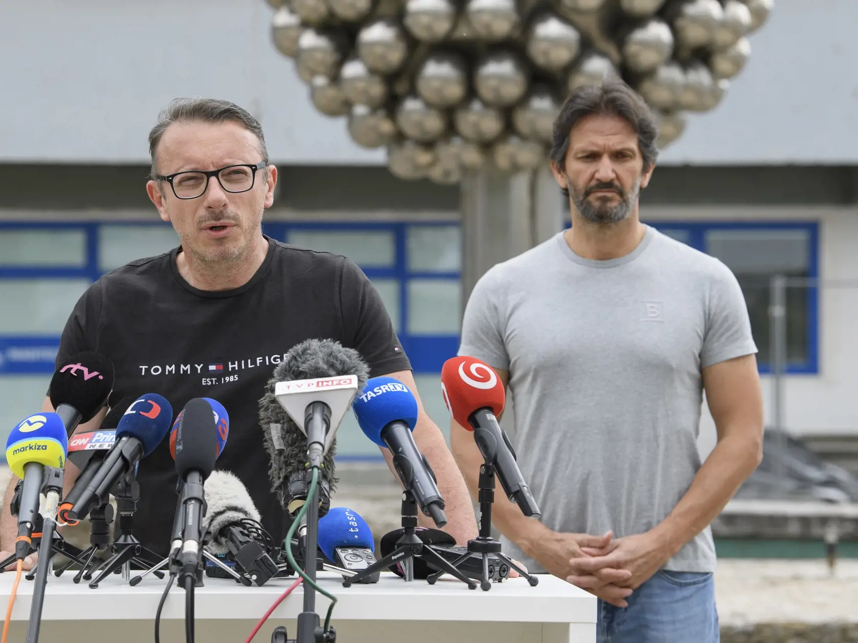 Na snímke zľava námestník Rooseveltovej nemocnice v Banskej Bystrici Milan Urbáni a podpredseda vlády SR a minister obrany Robert Kaliňák (Smer-SD) informujú o aktuálnom zdravotnom stave premiéra Roberta Fica počas brífingu pred Rooseveltovou nemocnicou v Banskej Bystrici v nedeľu 19. mája 2024. Premiér Robert Fico (Smer-SD) je momentálne mimo ohrozenia života. Jeho stav je naďalej vážny.  Vicepremiér doplnil, že prevoz predsedu vlády do inej nemocnice v najbližšom období nie je plánovaný ani mo