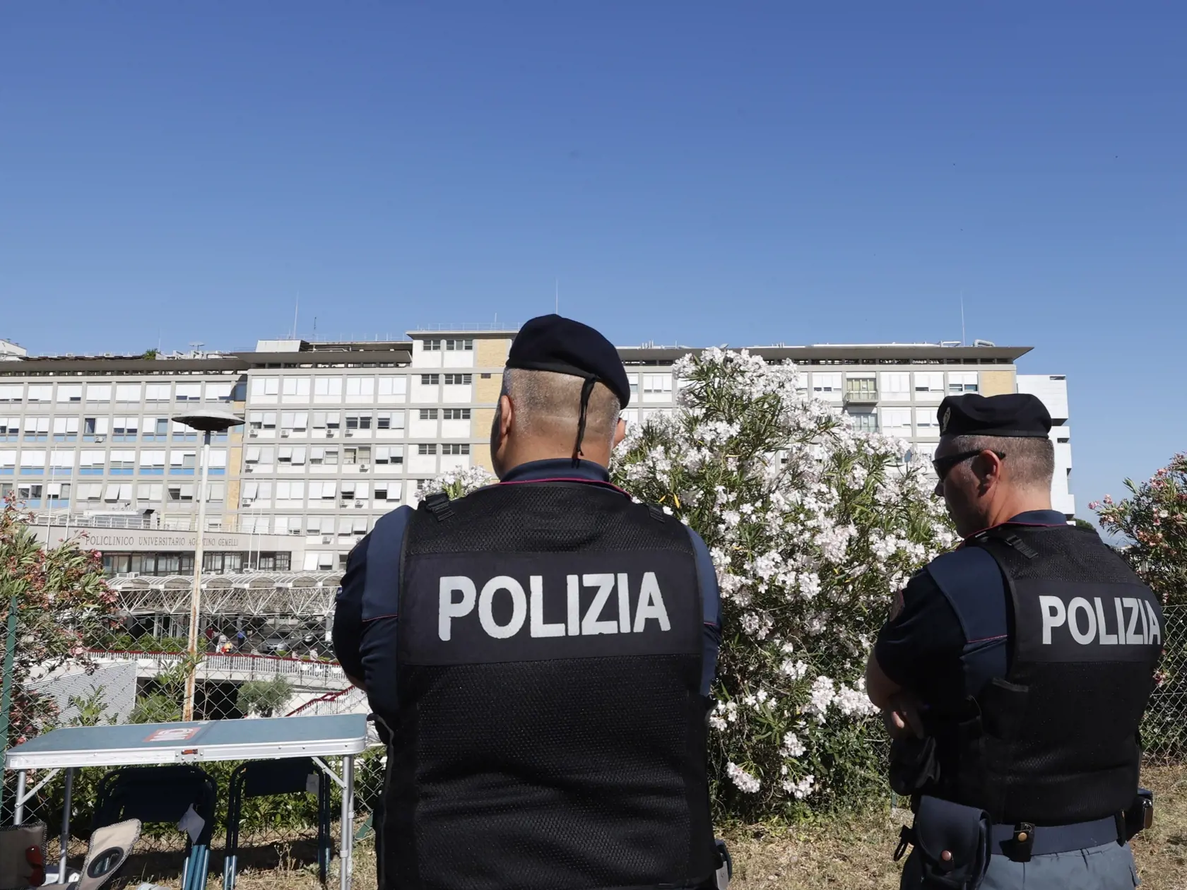 Policajti hliadkujú pred nemocnicou s poliklinikou Agostino Gemelli v Ríme 6. júla 2021, kde v nedeľu hospitalizovali pápeža Františka. Vatikán v utorok oznámil, že výsledky bežných pooperačných kontrol zdravotného stavu pápeža Františka sú "dobré" a najvyšší predstaviteľ katolíckej cirkvi sa naďalej zotavuje po chirurgickom zákroku hrubého čreva, ktorý podstúpil v nedeľu. Informovala o tom agentúra AP. "Jeho Svätosť pápež František si počas noci dobre odpočinul," uviedol vo vyhlásení.