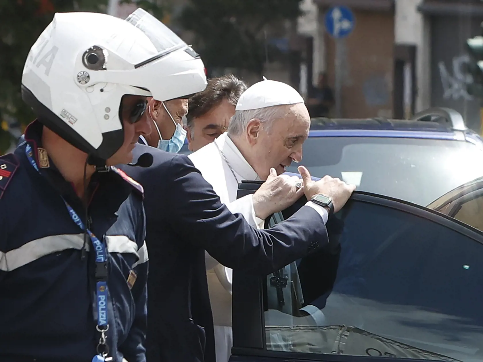 Pápež František sa zastavil porozprávať sa s policajtmi v aute, ktorí ho doprevádzali do Vatikánu po prepustení z Univerzitnej nemocnice Agostina Gemelliho v Ríme v stredu 14. júla 2021. Svätý Otec opustil nemocnicu desať dní po operácii hrubého čreva.  Osemdesiatštyriročnému pápežovi 4. júla odstránili časť hrubého čreva z dôvodu jeho zúženia. Plánovaný zákrok absolvoval v celkovej anestéze. Išlo o prvú vážnejšiu operáciu Františka od jeho nástupu do funkcie v roku 2013.