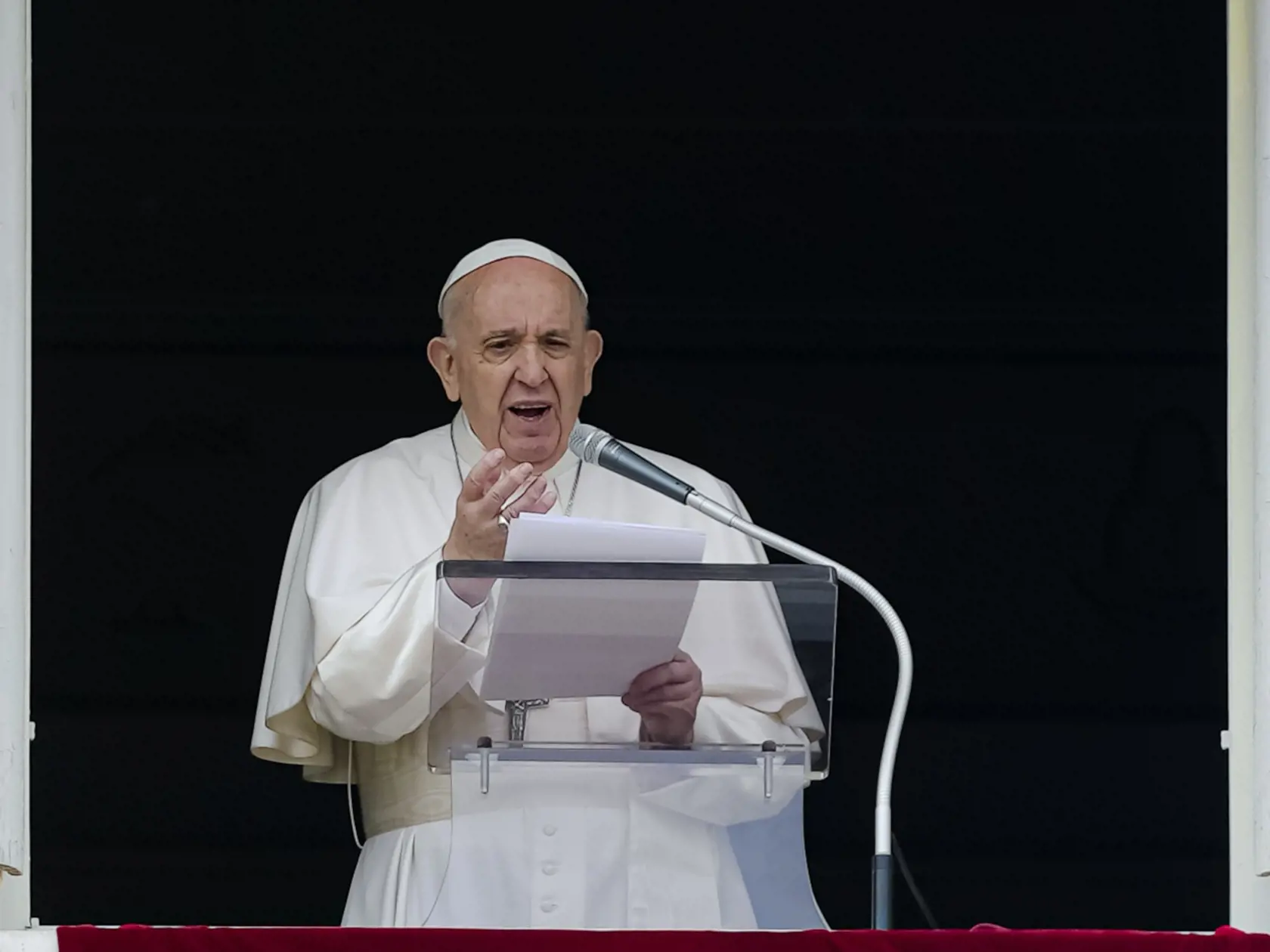 Pápež František požehnáva z okna Apoštolského paláca počas nedeľňajšej modlitby Anjel pána na Námestí Sv. Petra vo Vatikáne 6. júna 2021.

Pope Francis speaks from the window of his studio overlooking St. Peter's Square at The Vatican to a crowd of faithful and pilgrims gathered for the Sunday Angelus noon prayer, Sunday, June 6, 2021. (AP Photo/Domenico Stinellis)