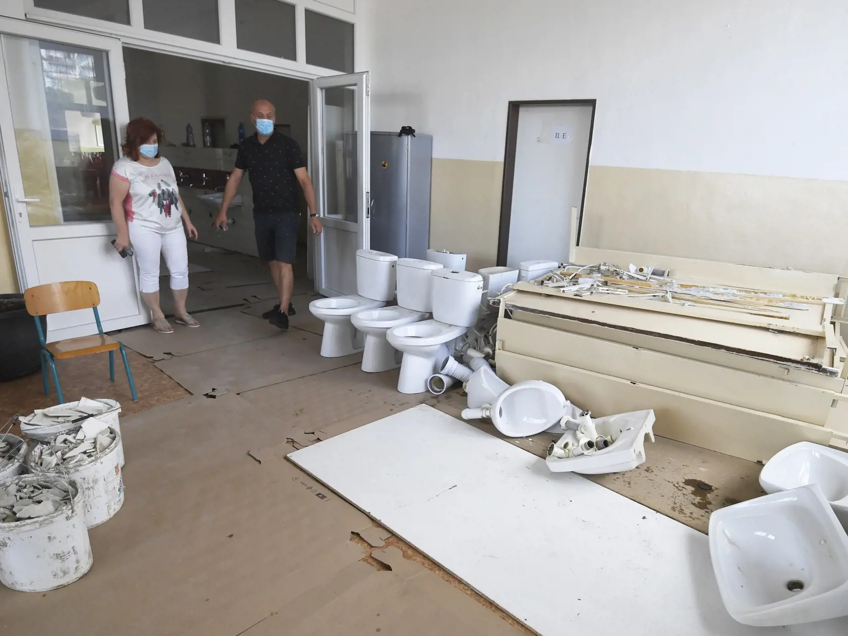 V jedálni v priestoroch ZŠ Ľ. Podjavorinskej 1 v Košiciach na rómskom sídlisku Luník IX bude zriadené tlačové centrum z dôvodu septembrovej návštevy pápeža Františka. Svätý Otec navštívi Slovensko 12. až 15 septembra. Na snímke rekonštrukcia sociálnych zariadení pri jedálni. Košice, 13. augusta 2021. FOTO TASR – František Iván