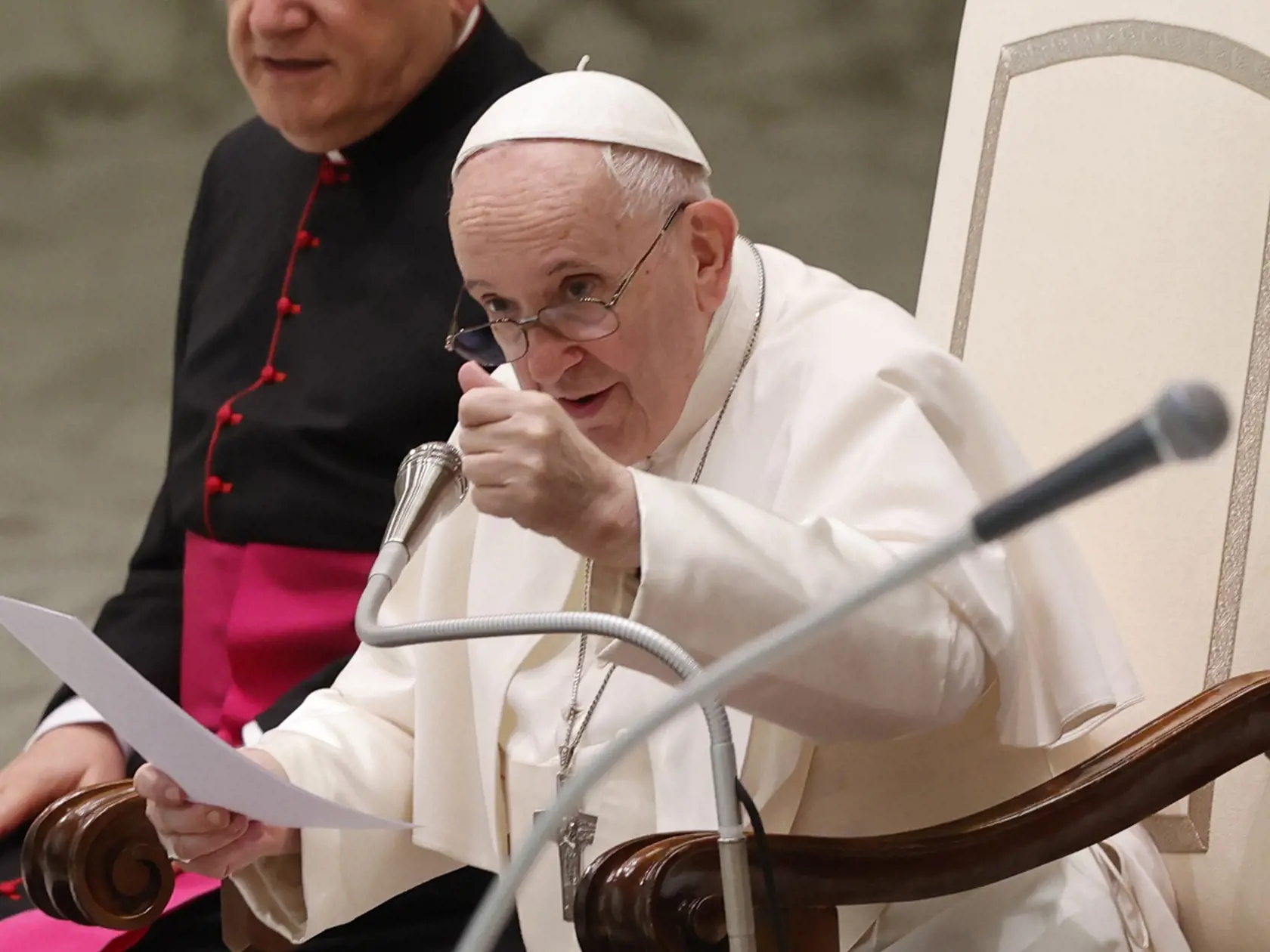 Na snímke pápež František prednáša posolstvo veriacim počas prvej generálnej audiencie po letnej prestávke v Aule Pavla VI. vo Vatikáne 4. augusta 2021. 

Pope Francis attends his weekly general audience in the Paul VI hall at the Vatican, Wednesday, Aug. 4, 2021. It was Francis' first general audience since undergoing planned surgery to remove half his colon for a severe narrowing of his large intestine on July 4, his first major surgery since he became pope in 201
