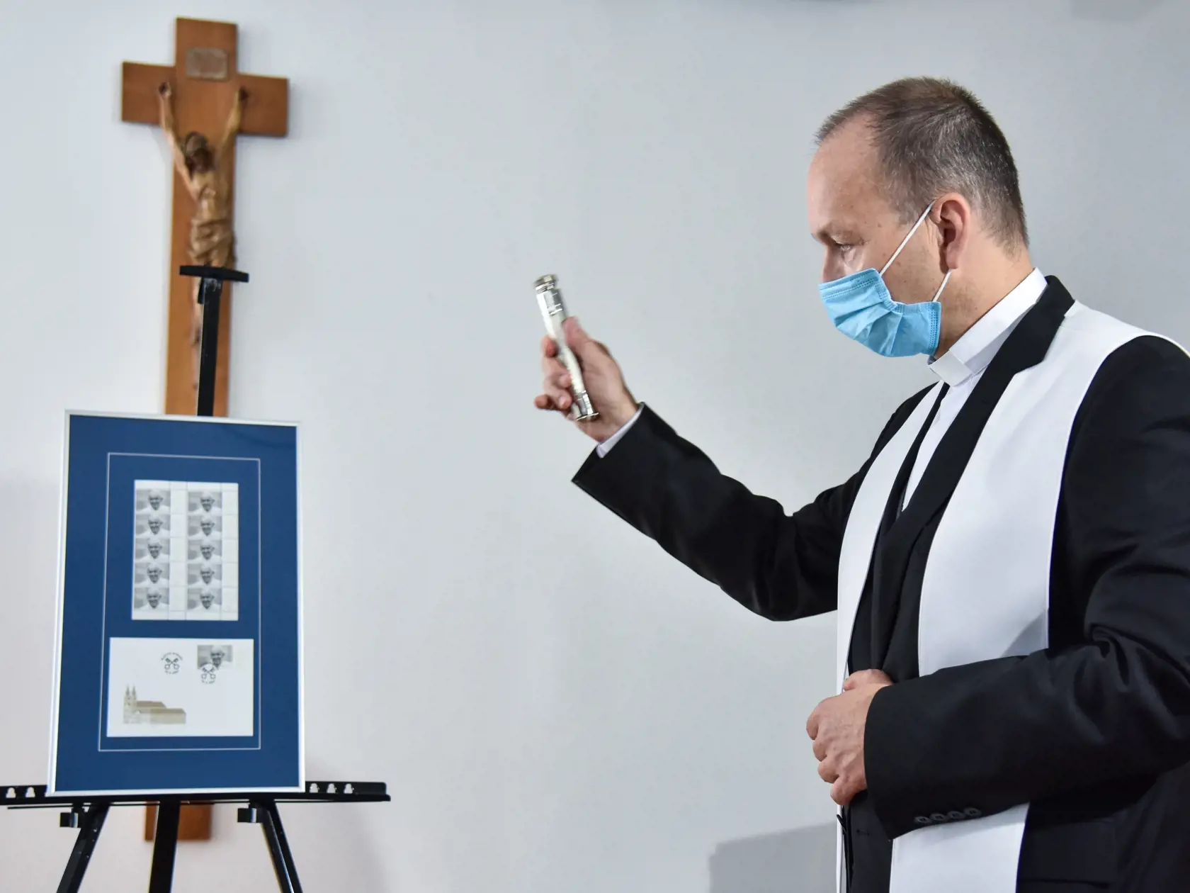 Na snímke rímskokatolícky pomocný biskup Bratislavskej arcidiecézy Jozef Haľko počas požehnania poštovej známky Návšteva pápeža Františka na Slovensku 10. septembra 2021 v Bratislave.
