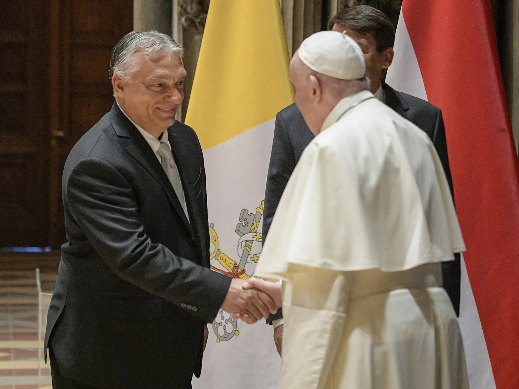 Pápež František a maďarský premiér Viktor Orbán si podávajú ruky počas stretnutia 12. septembra 2021 v Budapešti.  Pápež František v nedeľu ráno pristál v Budapešti. Ide o prvú návštevu úradujúceho pápeža v Maďarsku od roku 1996, keď túto krajinu navštívil Ján Pavol II.