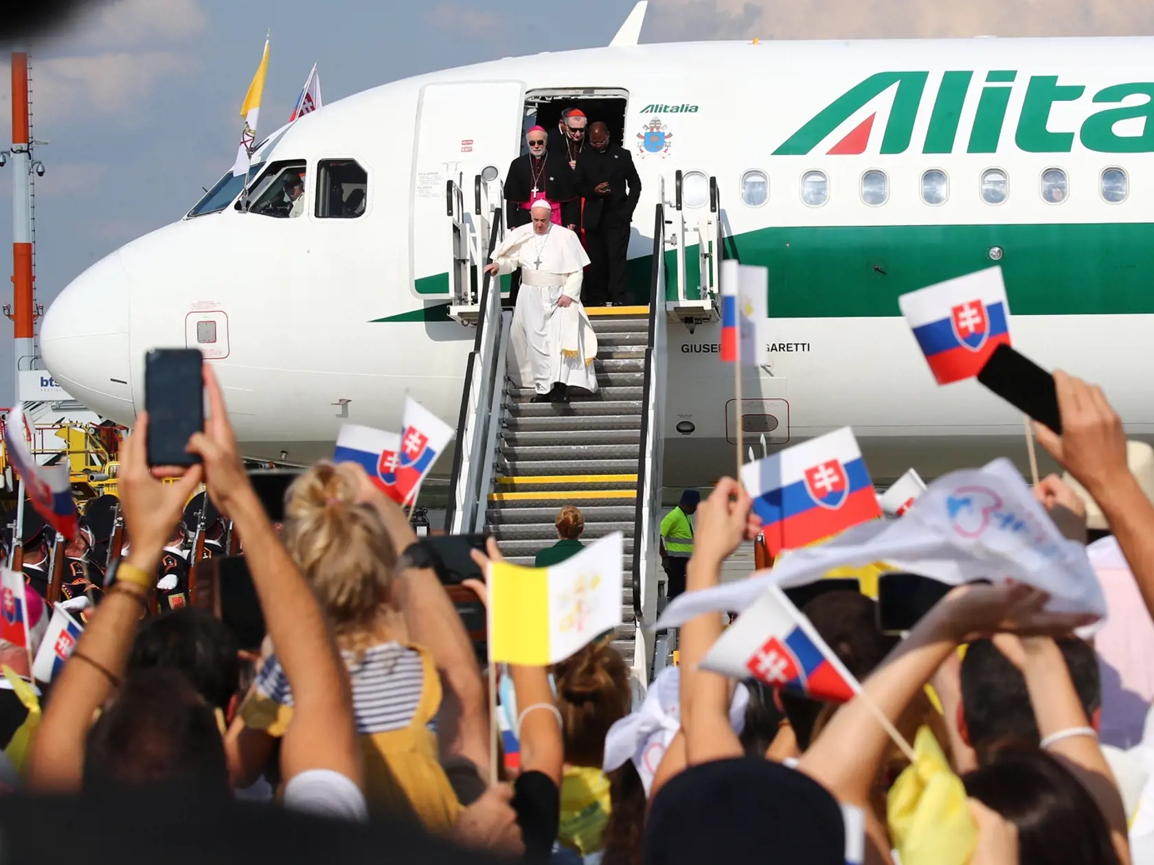 Pápež František priletel na Slovensko.