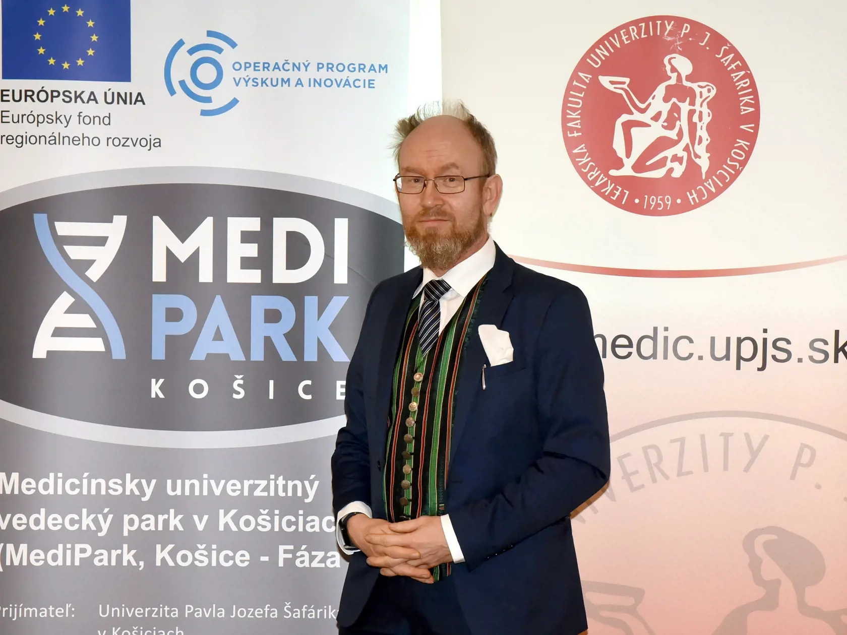 Pracovník Kliniky infektológie a cestovnej medicíny Lekárskej fakulty UPJŠ a prezident Slovenskej spoločnosti infektológov prof. Pavol Jarčuška.