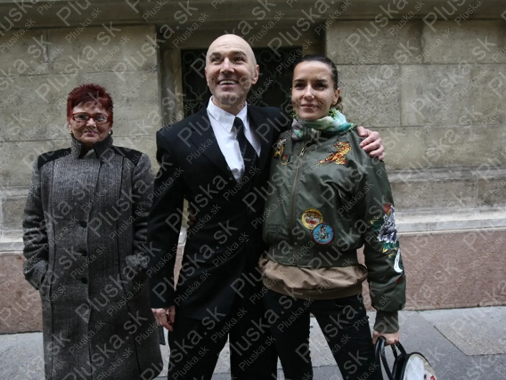 Na fotografii zľava: sestra Jozefa Roháča Mária Majetičová, v strede Jozef Roháč.