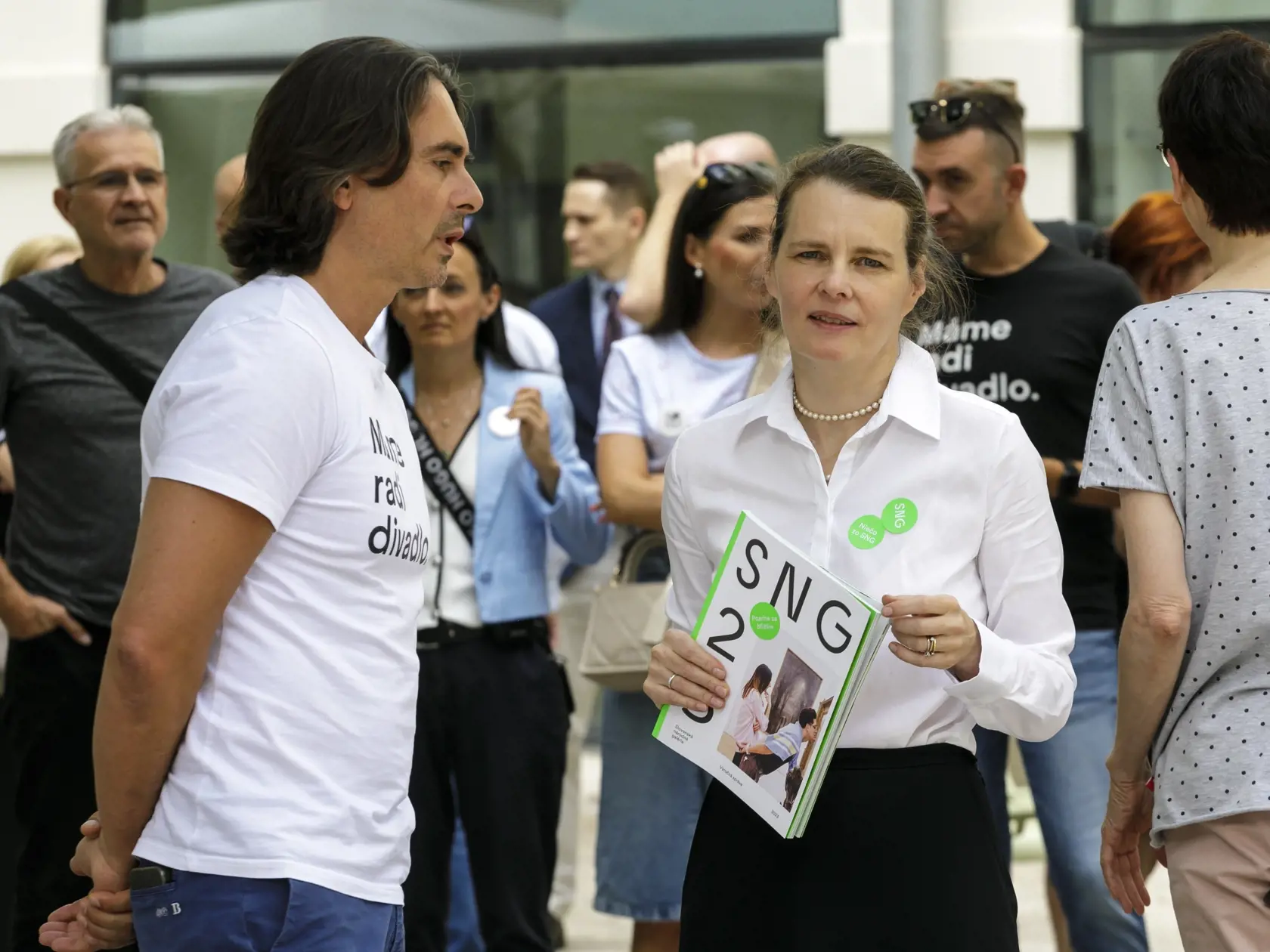 Odvolaná generálna riaditeľka Slovenskej národnej galérie (SNG) Alexandra Kusá a odvolaný generálny riaditeľ Slovenského národného divadla (SND) Matej Drlička počas tlačovej konferencie k odvolaniu generálnej riaditeľky Alexandry Kusej na nádvorí SNG.