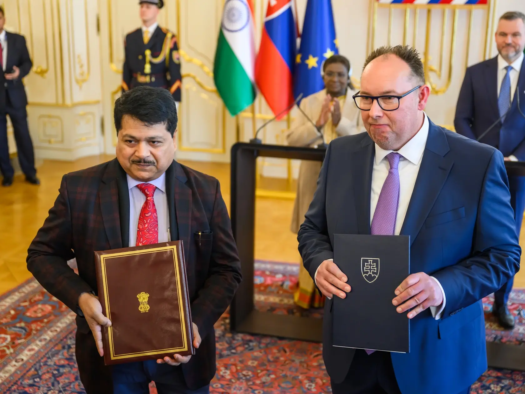 Na snímke zľava výkonný riaditeľ Národnej korporácie malých podnikov Indickej republiky Subhrans Sekhar Acharya a riaditeľ sekcie národných a medzinárodnych programov Slovak business agency Mário Letovanec počas výmeny memoranda o porozumení medzi Slovak business agency a  Národnou korporáciou malých podnikov Indickej republiky v rámci oficiálnej návštevy indickej prezidentky Draupadí Murmúovej na Slovensku v Prezidentskom paláci v Bratislave 9. apríla 2025. FOTO TASR - Jaroslav Novák