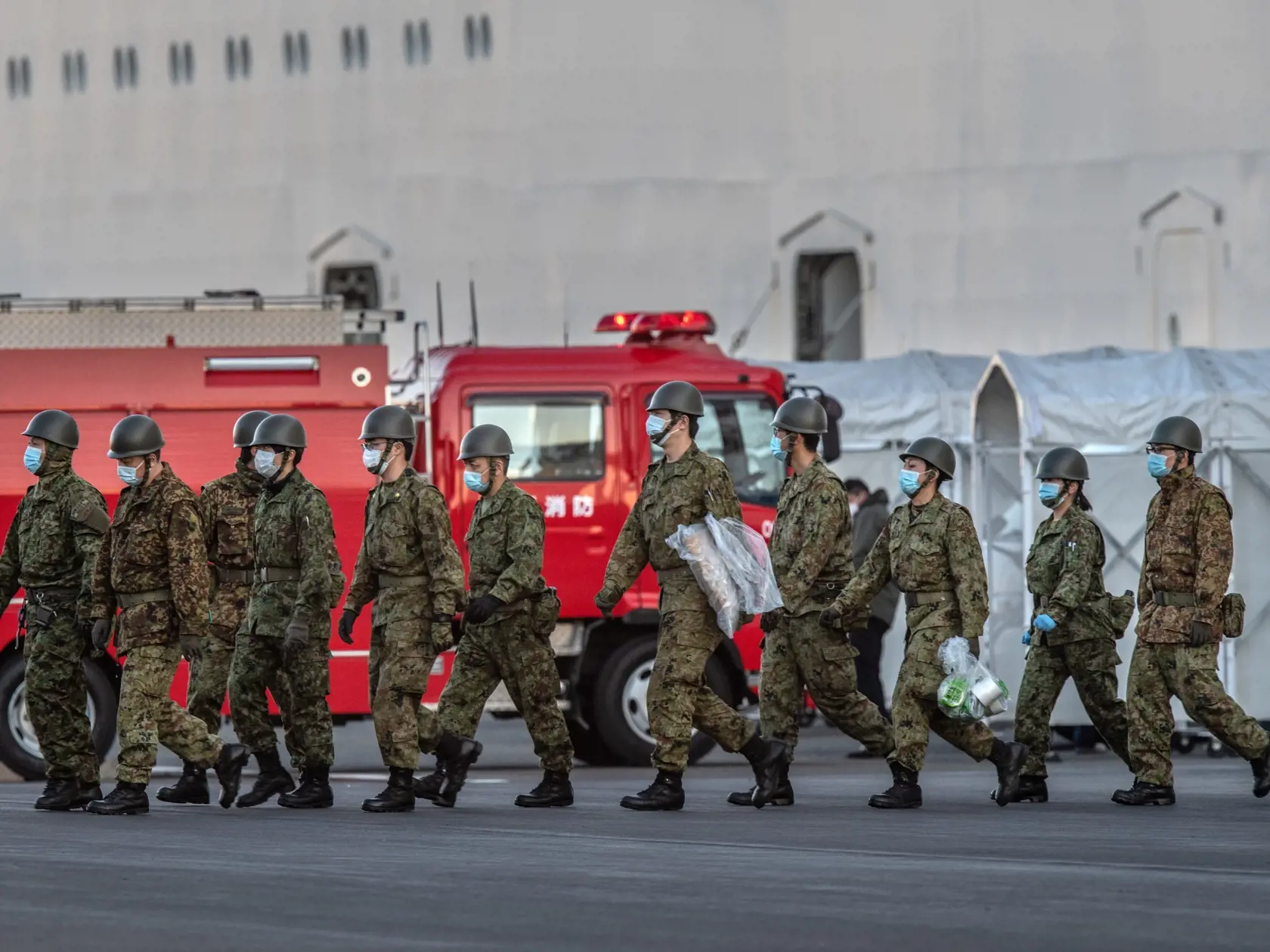 Zábery z Číny a Filipín, kde sa rozšíril smrtiaci koronavírus.