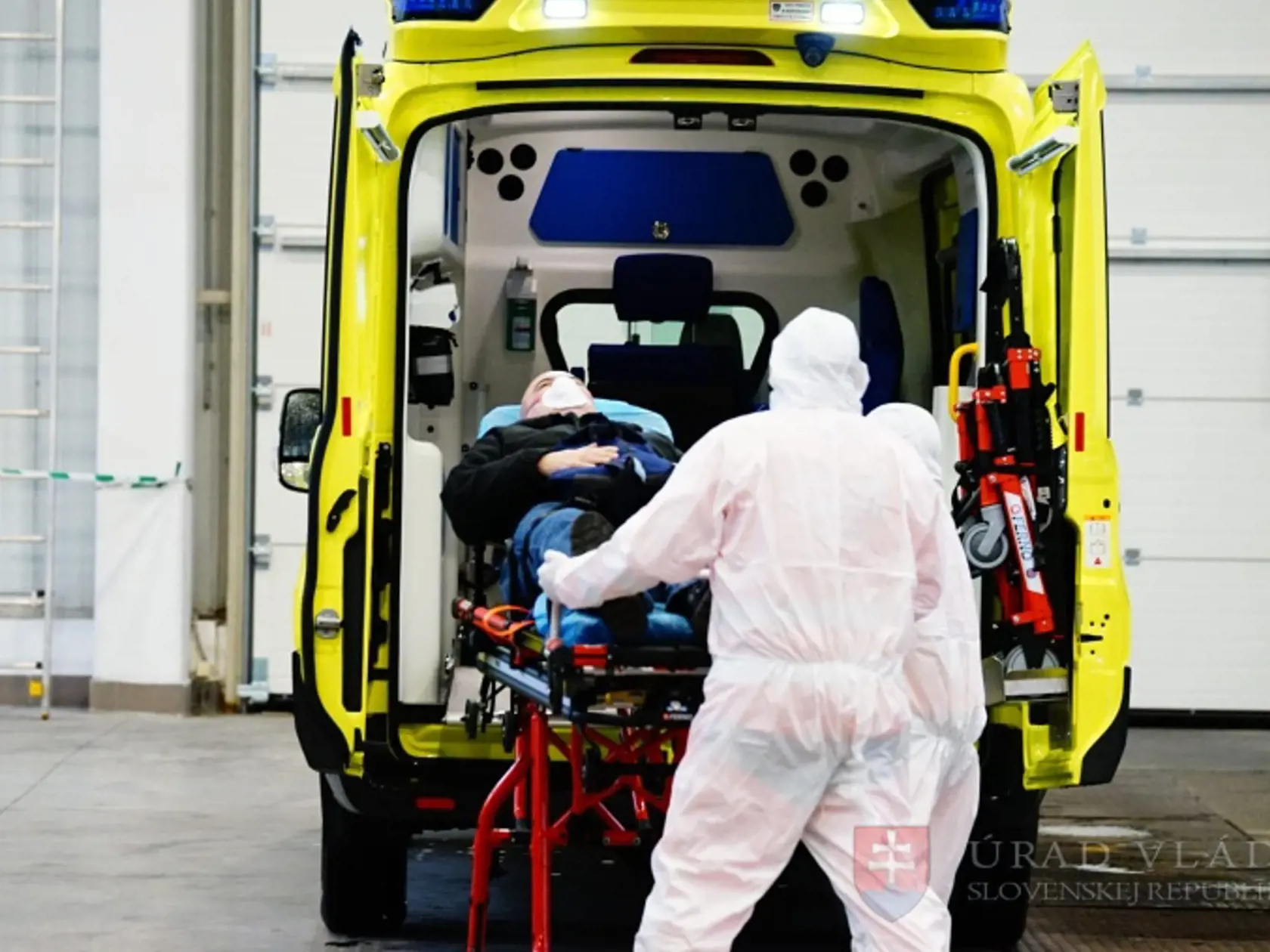 Zabezpečený odvoz: Ak by sa na hranici z Ukrajinou objavil cestujúci, s podozrením na koronavírus, okamžite by ho transportovali do karantény.