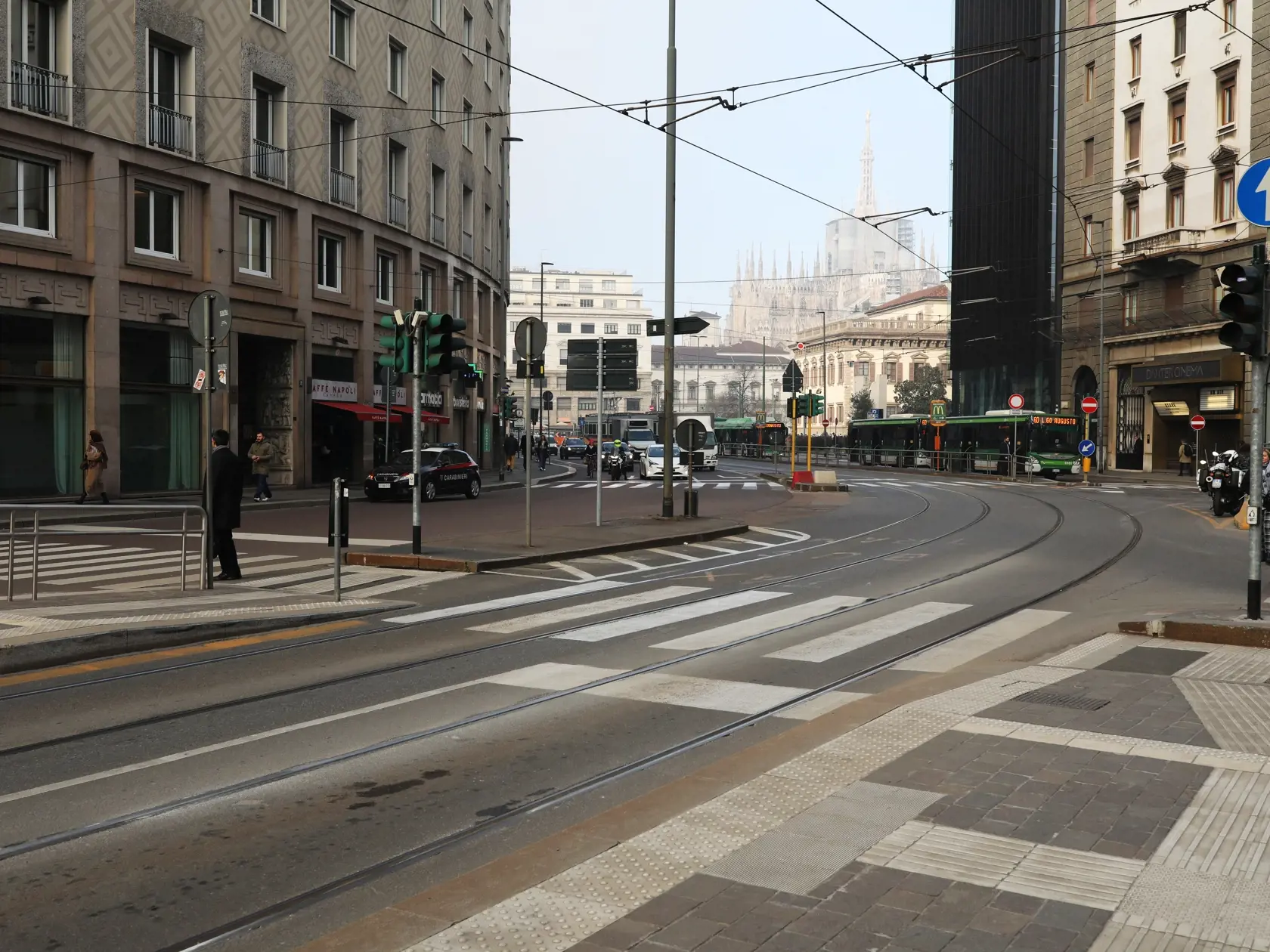 Ľudoprázdne Miláno: po tom, čo ľudia vykúpili supermarkety, už radšej nevychádzajú zo svojich domov. Mesto módy je inokedy plné nielen domácich, ale najmä turistov.