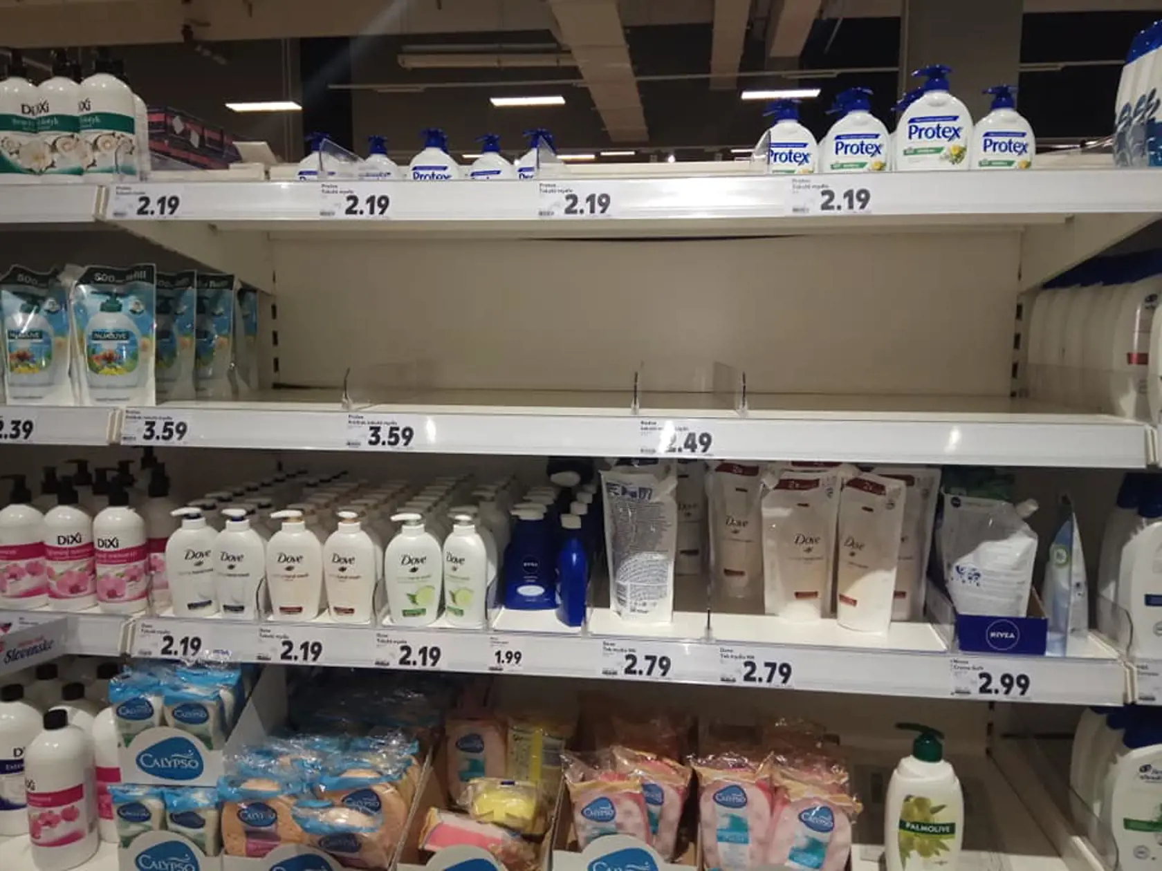 Supermarket v Bratislave - po antibakteriálnych mydlách zostala len cenovka.