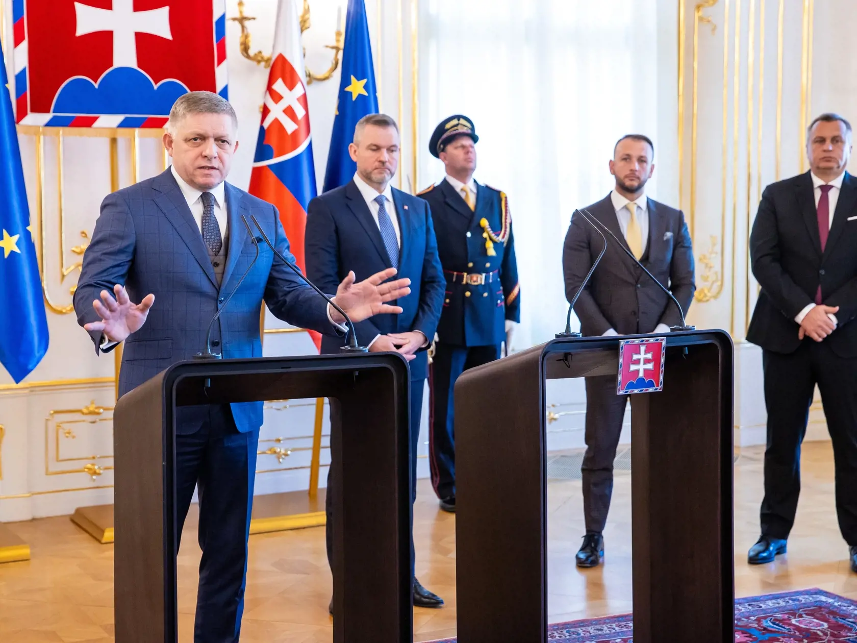 Stretnutie politických strán k zahraničnopolitickej orientácii Slovenska s prezidentom SR v prezidentskom paláci. Na snímke je zľava predseda vlády SR Robert Fico, prezident SR Peter Pellegrini, minister vnútra Matúš Šutaj Eštok a Andrej Danko.