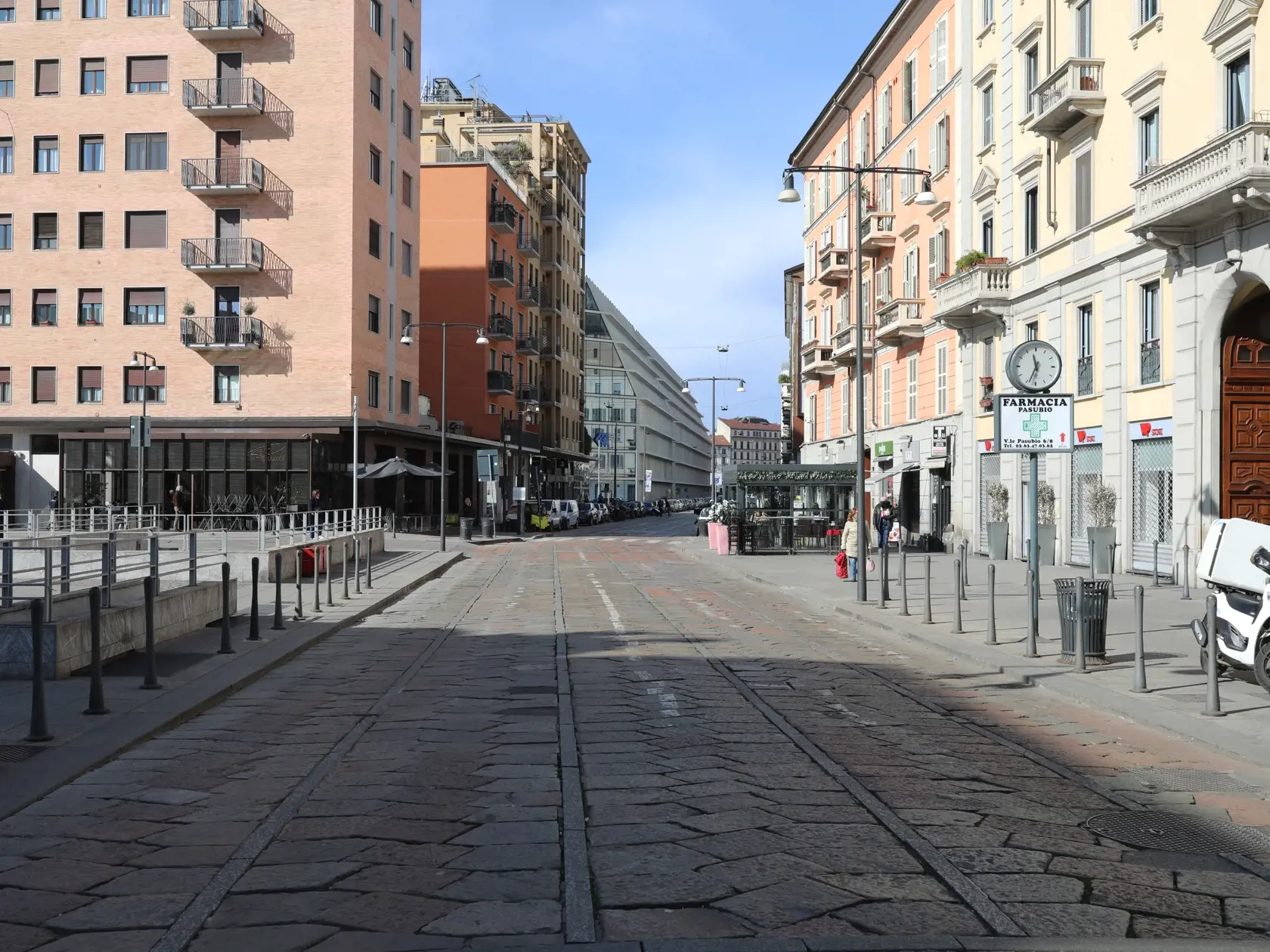 Ľudoprázdne Miláno: po tom, čo ľudia vykúpili supermarkety, už radšej nevychádzajú zo svojich domov. Mesto módy je inokedy plné nielen domácich, ale najmä turistov.