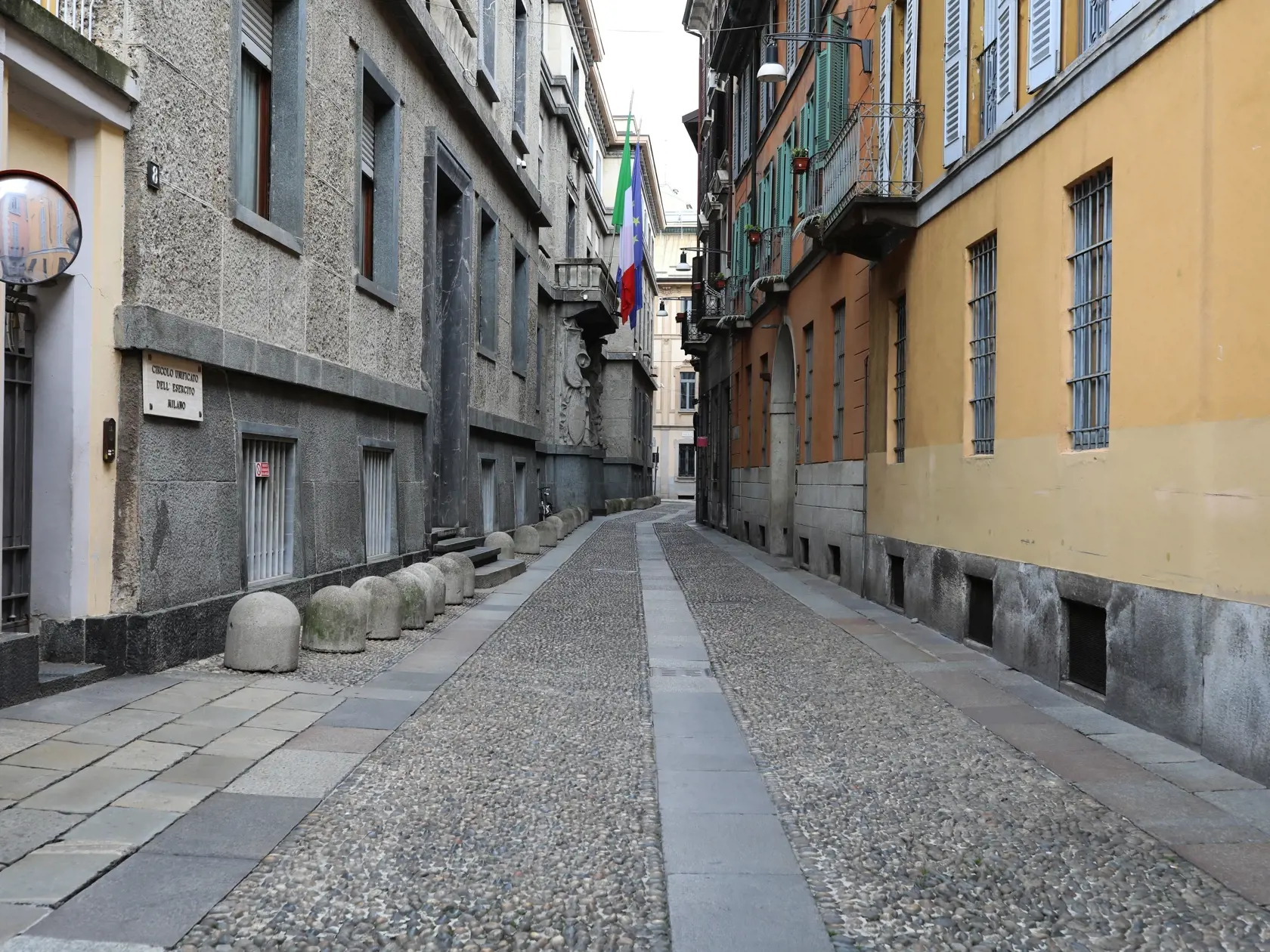 Ľudoprázdne Miláno: po tom, čo ľudia vykúpili supermarkety, už radšej nevychádzajú zo svojich domov. Mesto módy je inokedy plné nielen domácich, ale najmä turistov.