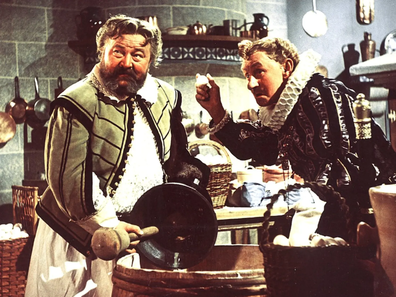 Jan Werich , na zábere vľavo v kultovom filme Pekárov cisár, cisárov pekár.