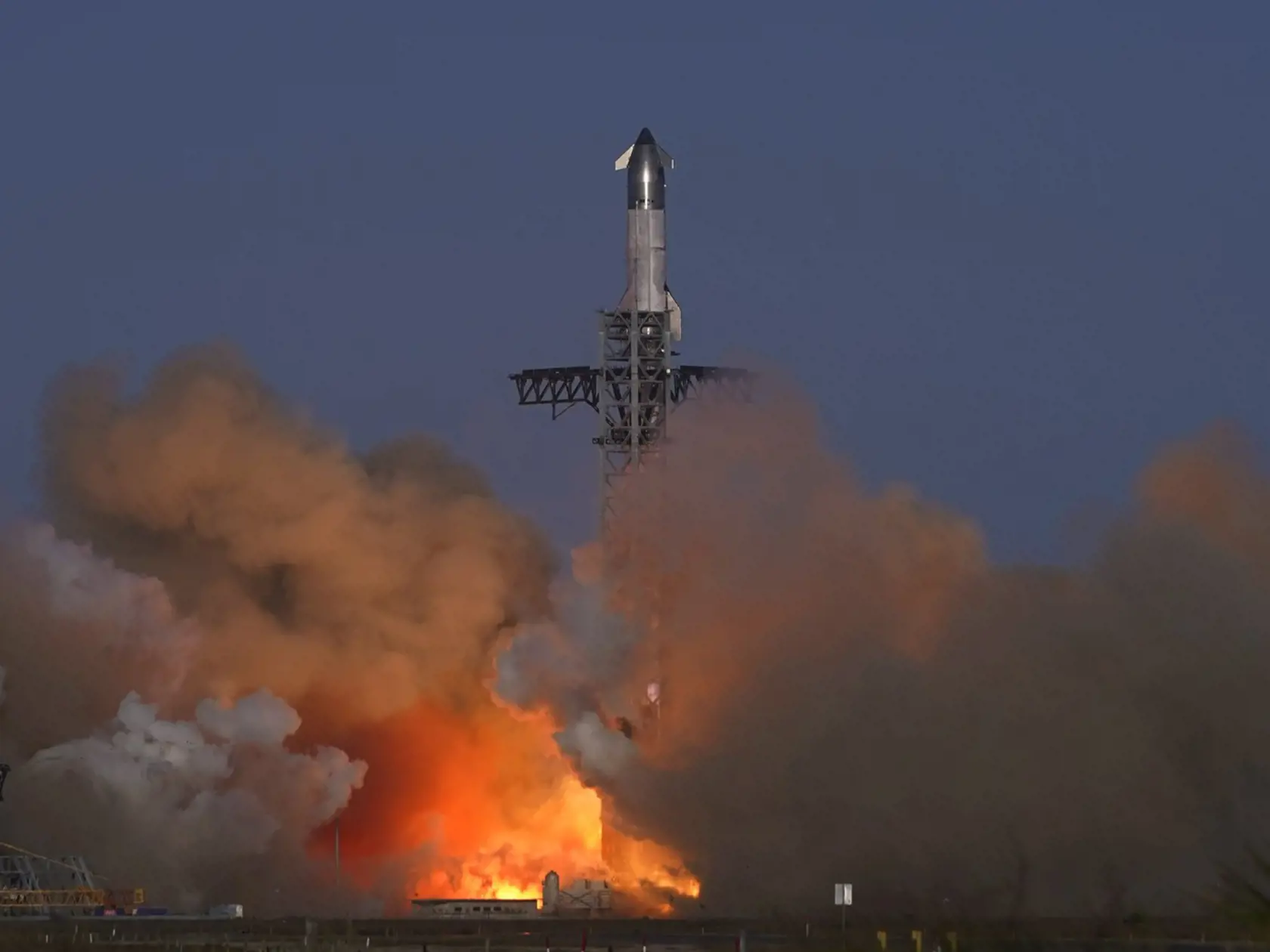 Kozmická loď Starship štartuje z amerického Texasu na svoj ôsmy skúšobný let. Aj tento však dopadol neúspechom.