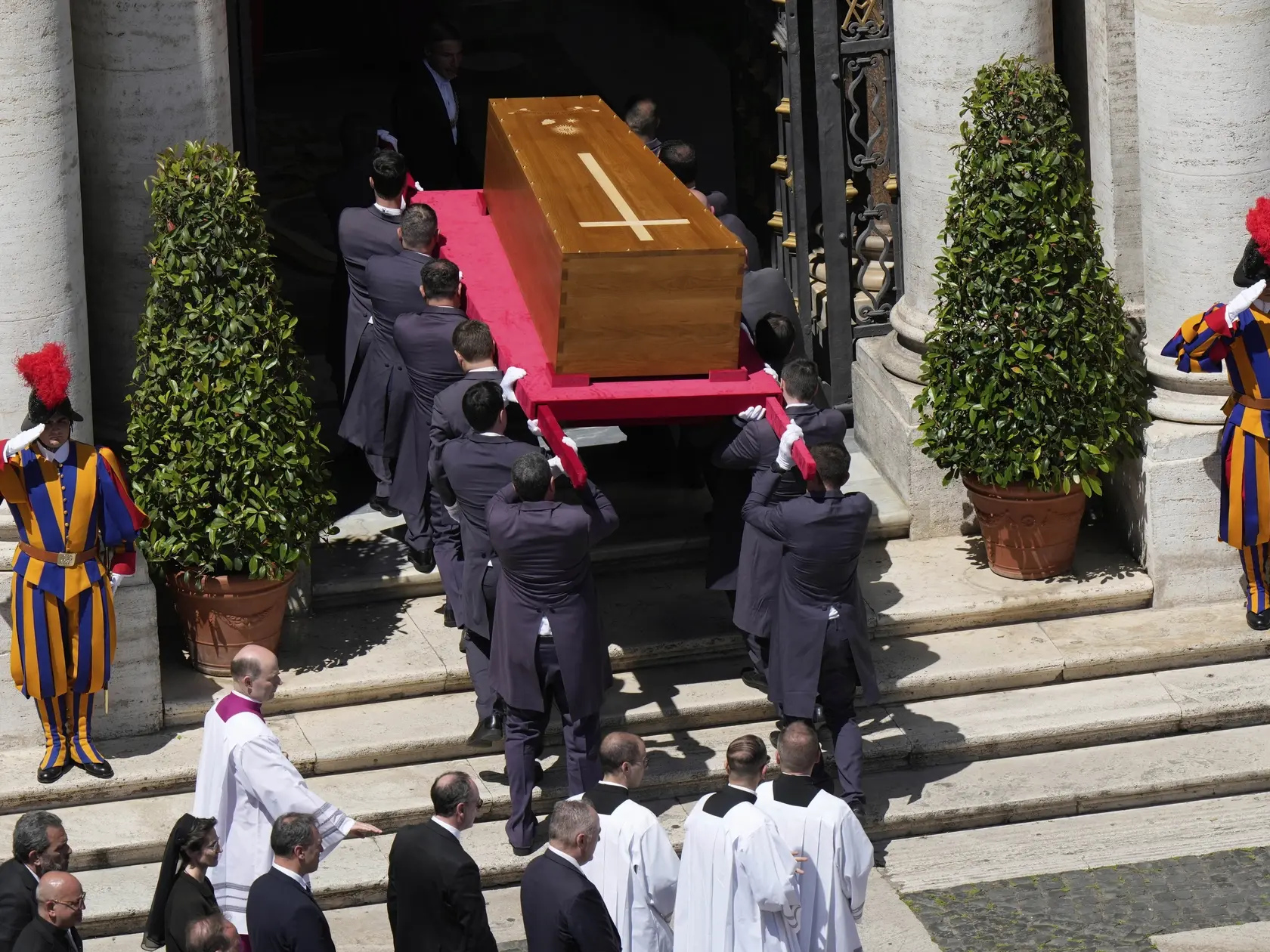 Rakva s telesnými pozostatkami zosnulého pápeža Františka je vynášaná do Baziliky Panny Márie Väčšej (Santa Maria Maggiore) na konci pohrebného sprievodu, kde pápeža pochovajú. FOTO TASR/AP